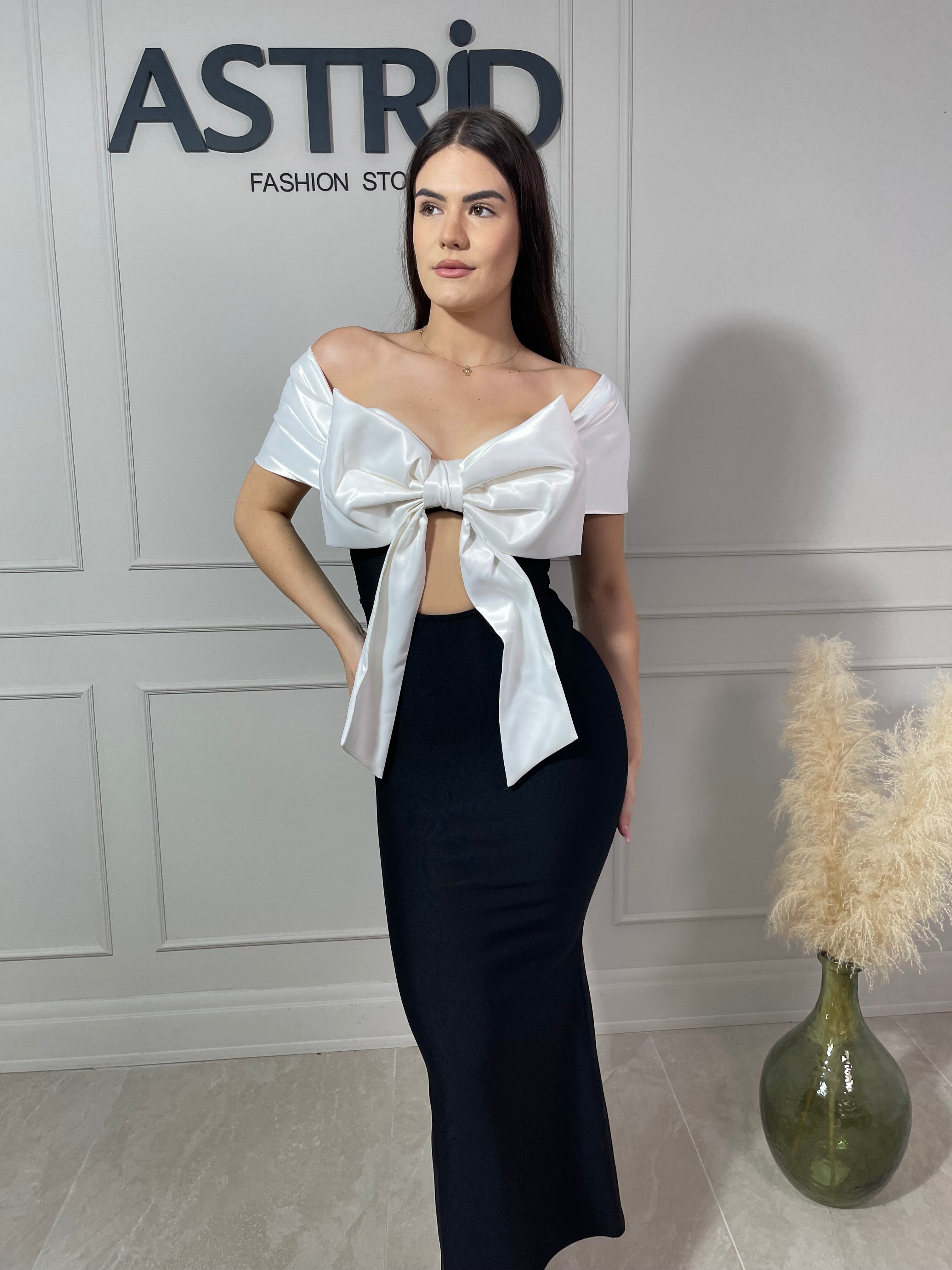 Rochie Kleo tip bandaj funda albă la piept decupaj în față