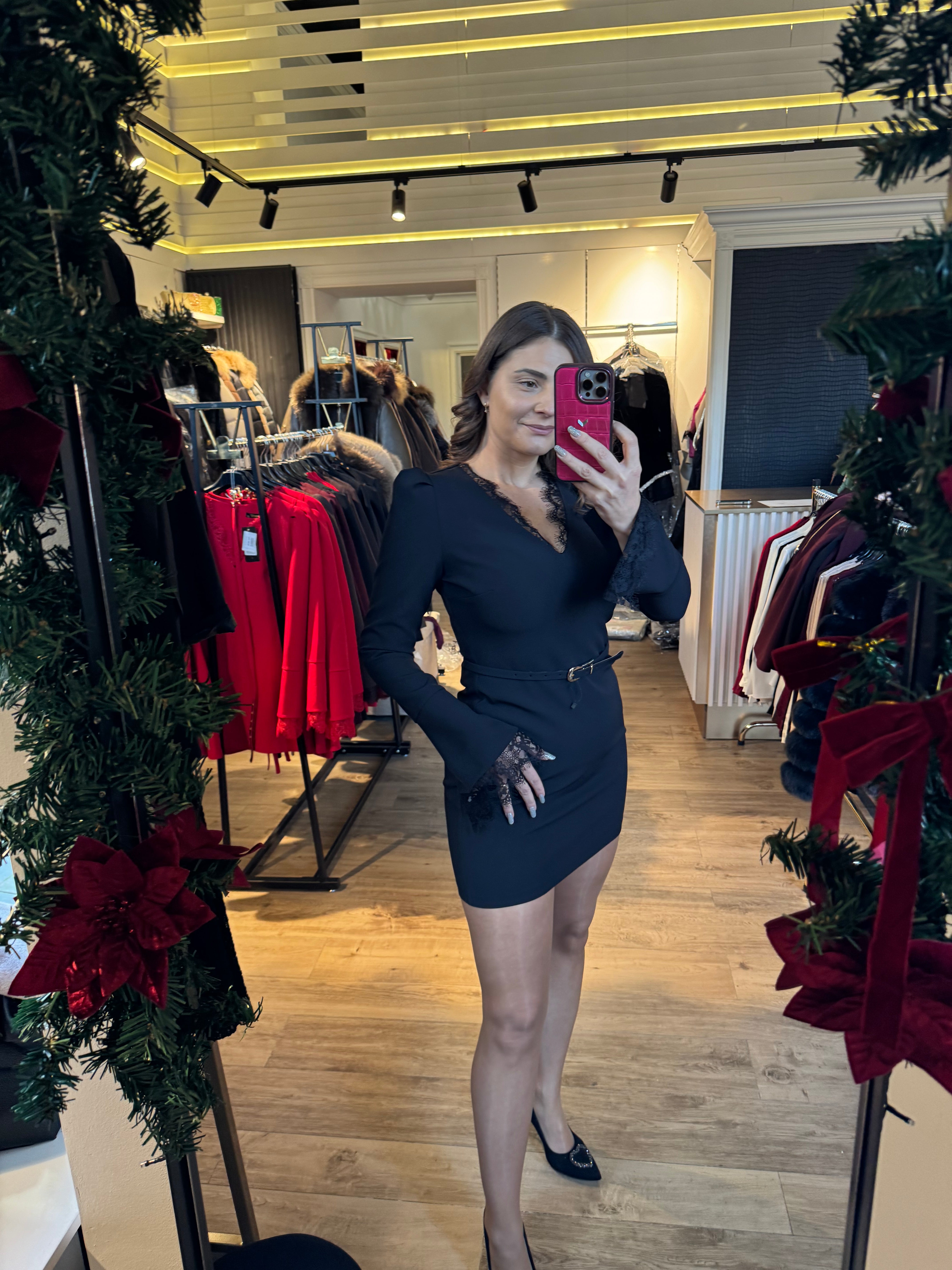 Rochie Gloria mânecă clopot și aplicații dantelă la decolteu și manșetă