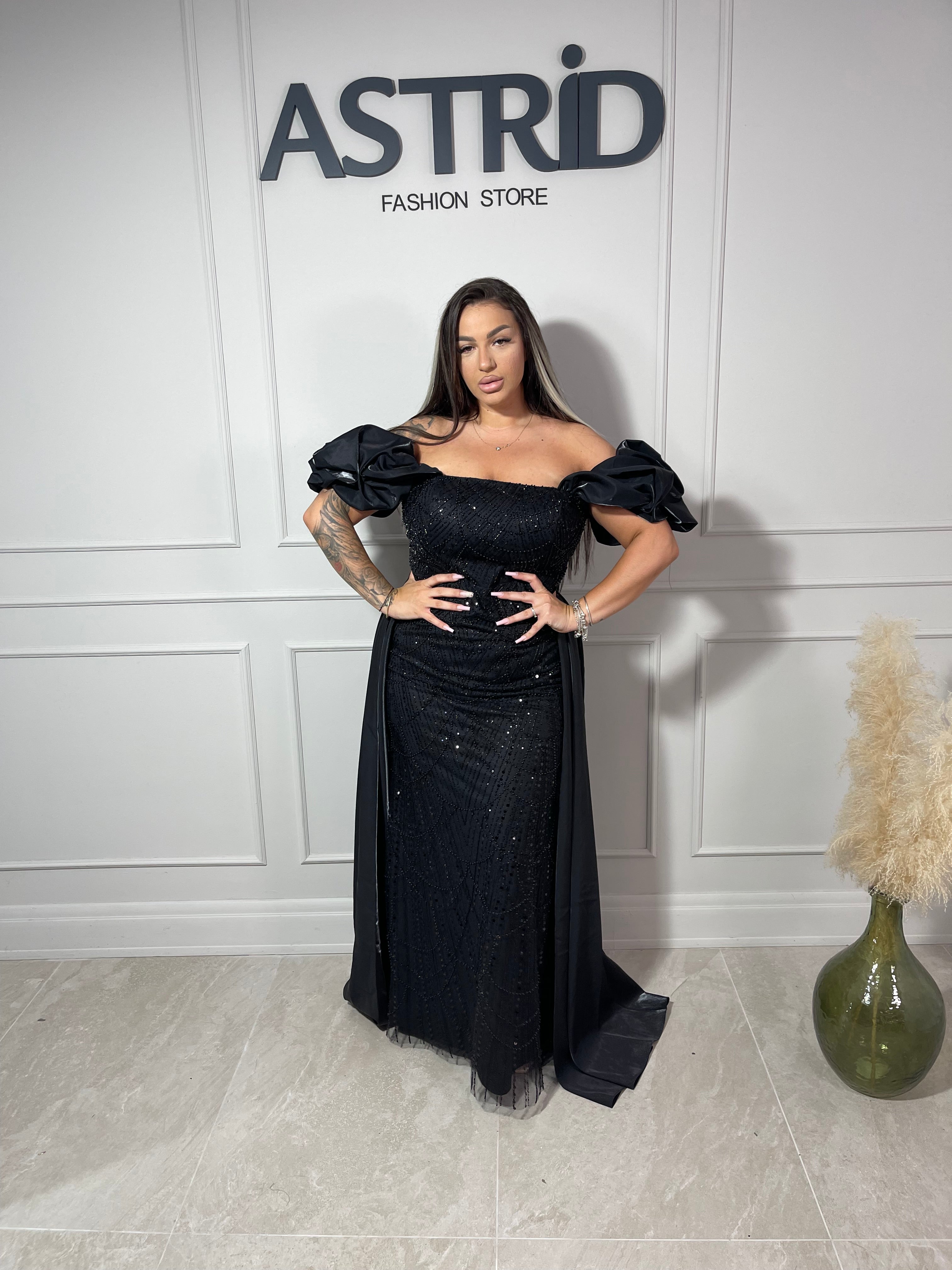 Rochie Sevim lungă neagră cu trenă aplicații paiete și mânecă căzută