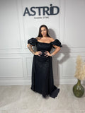 Rochie Sevim lungă neagră cu trenă aplicații paiete și mânecă căzută