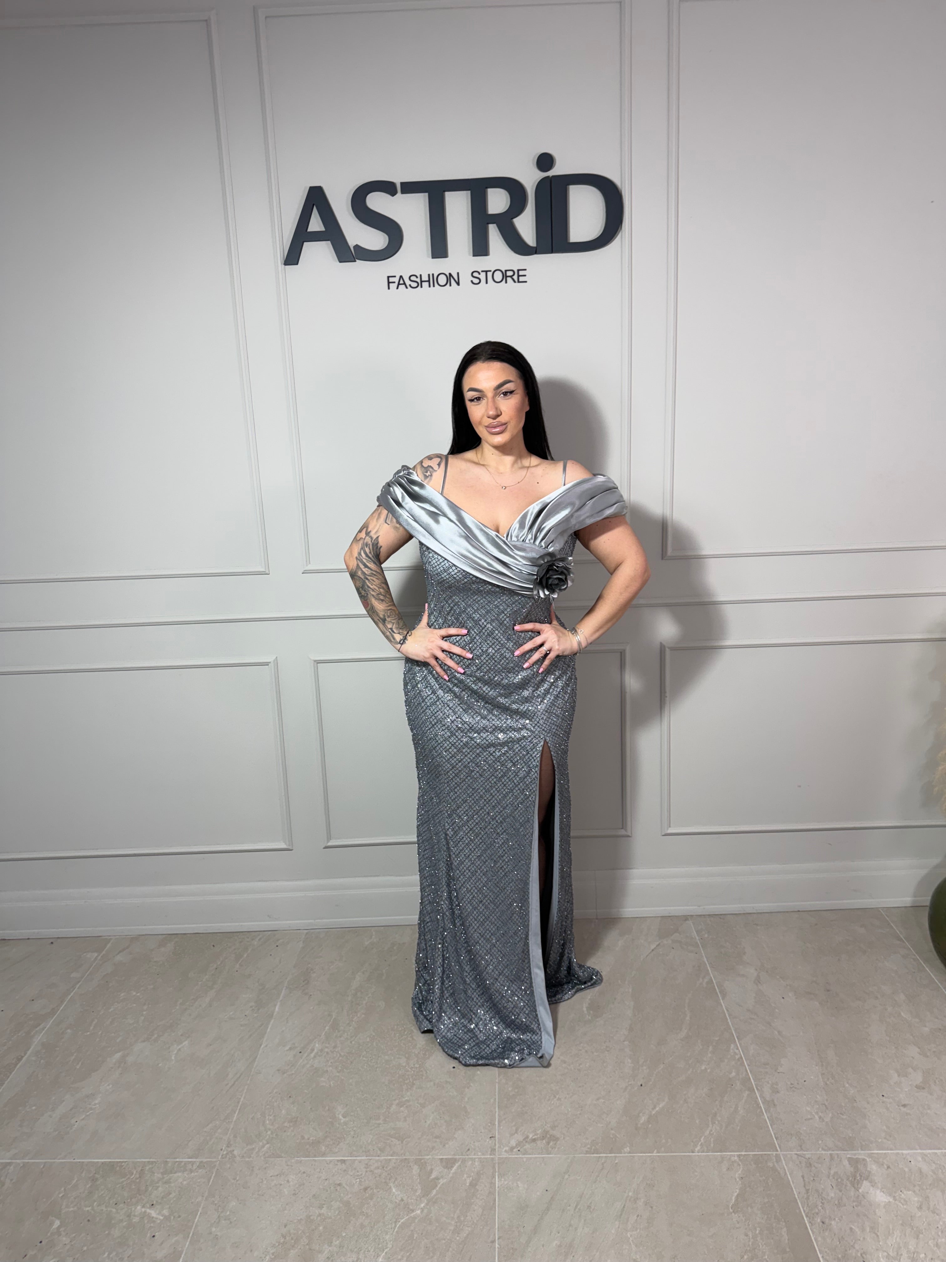 Rochie Monique lungă umăr căzut și aplicații paiete