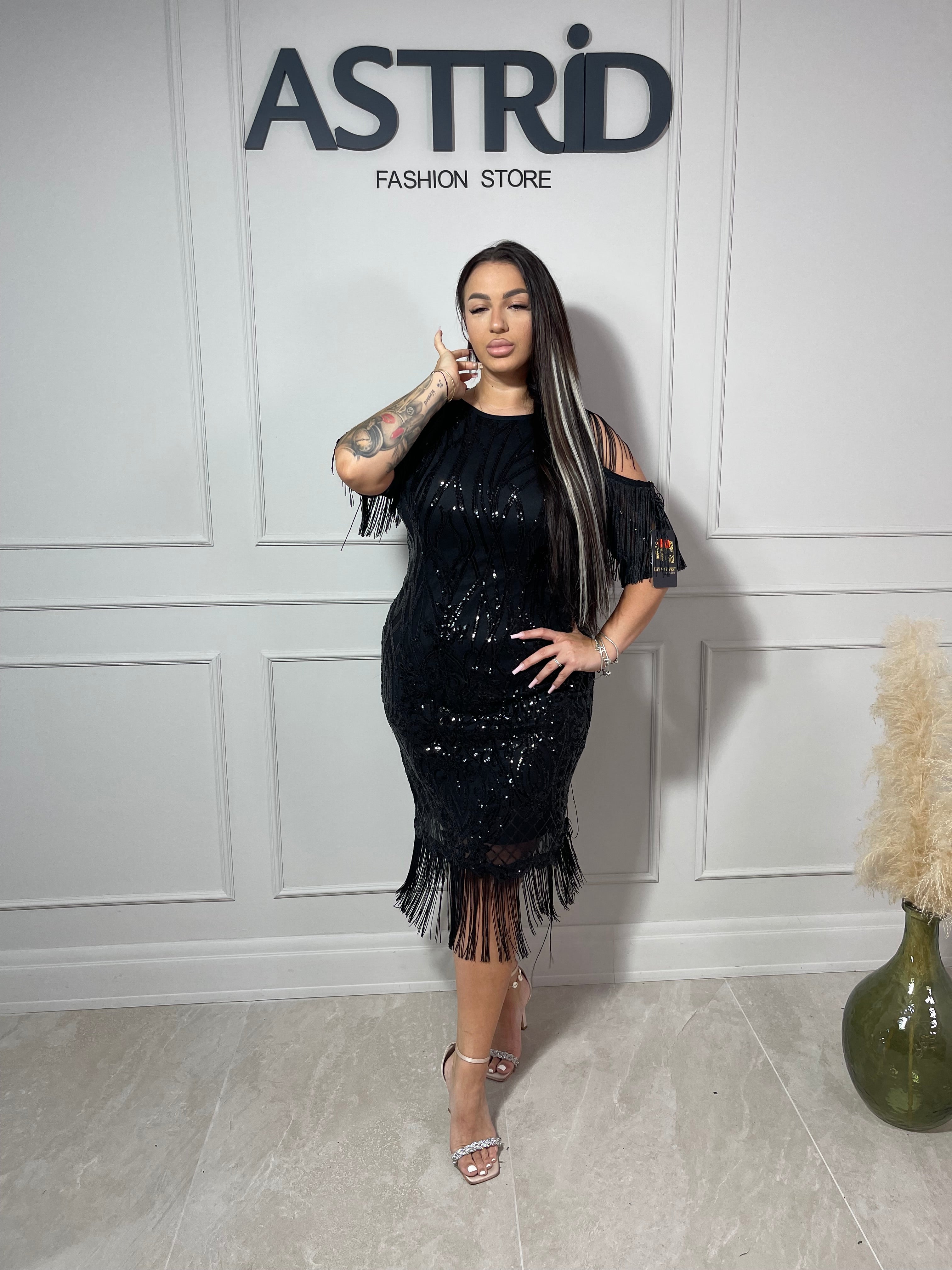 Rochie Vanessa midi umeri decupați aplicații paiete și franjuri