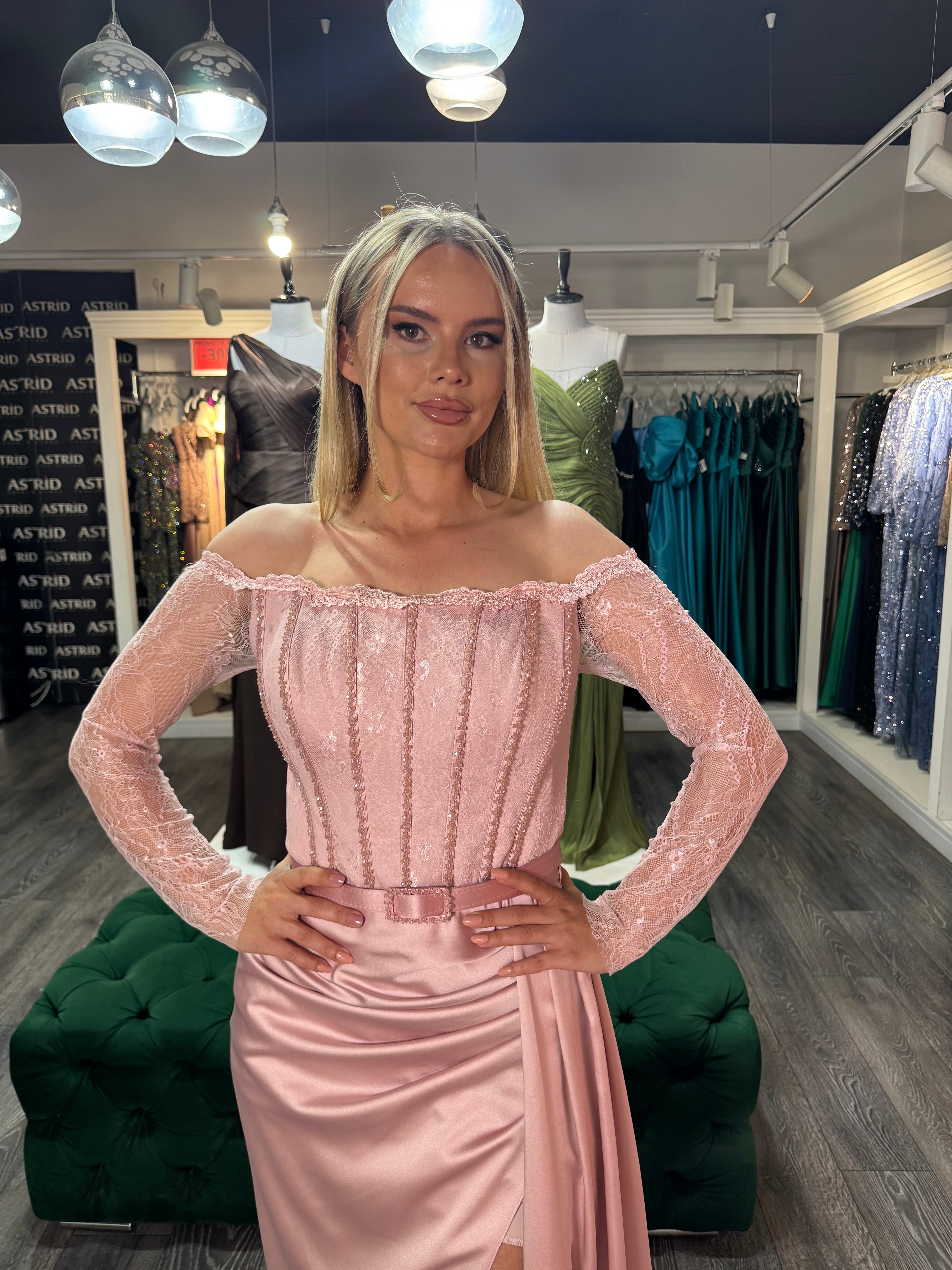 Rochie Gabrielle lunga cu maneci din dantelă si decolteu tip bărcuța