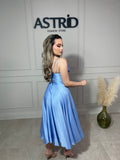 Rochie Kim midi din satin bust căzut și bretele subțiri