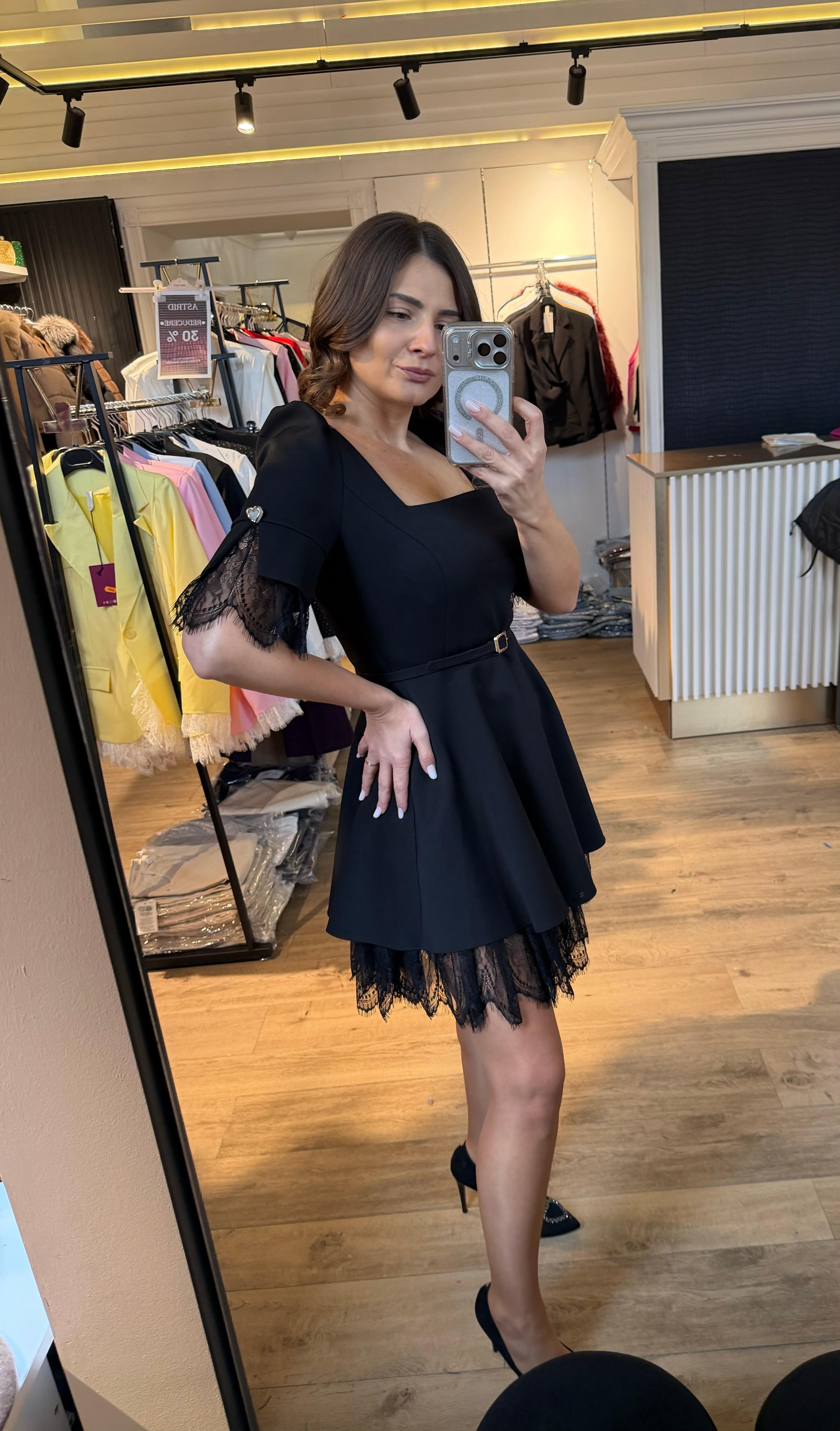 Rochie Eve scurtă în cloș cu dantelă și curea în talie