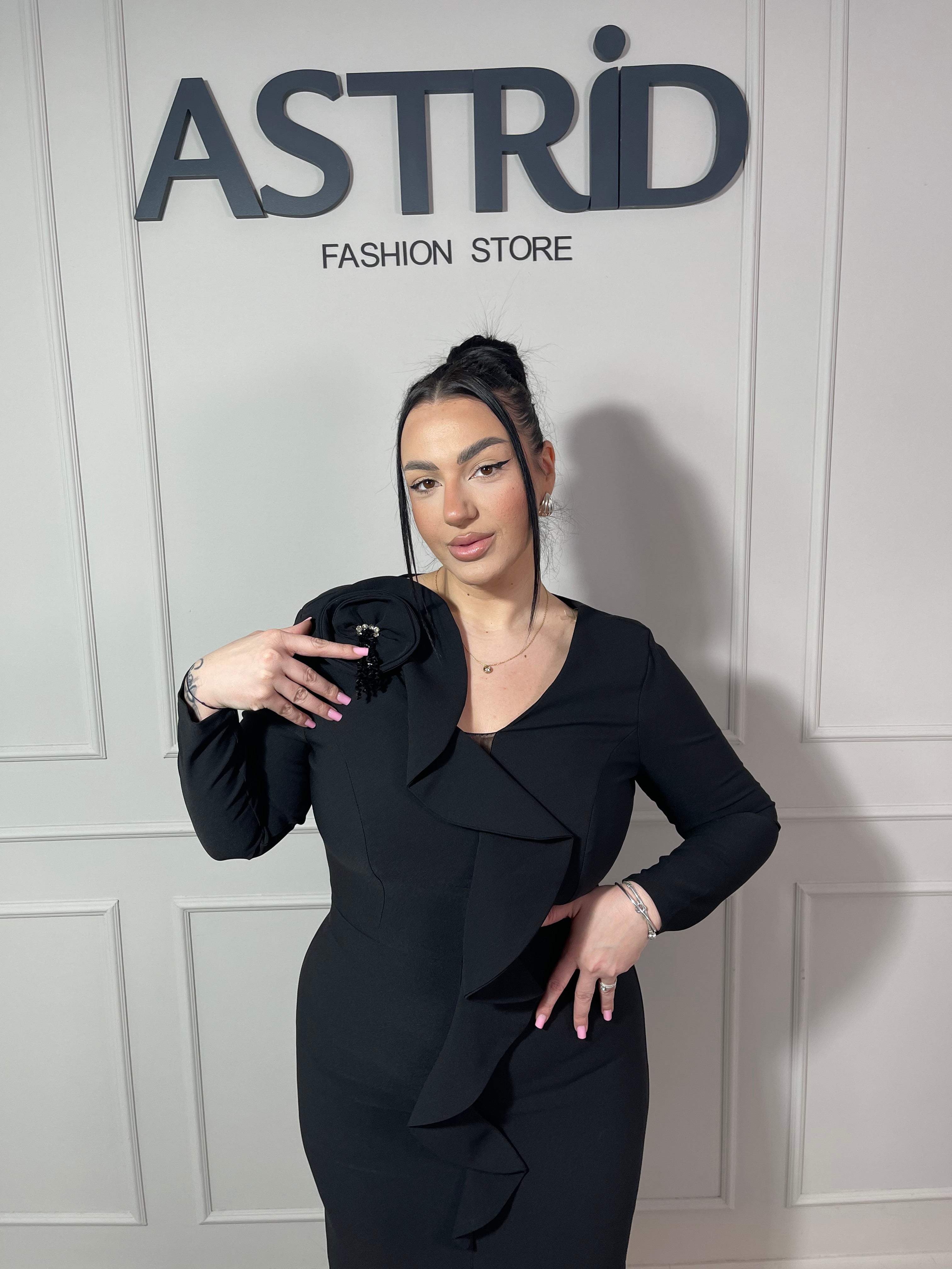 Rochie Anaya midi cu volane și floare pe umăr
