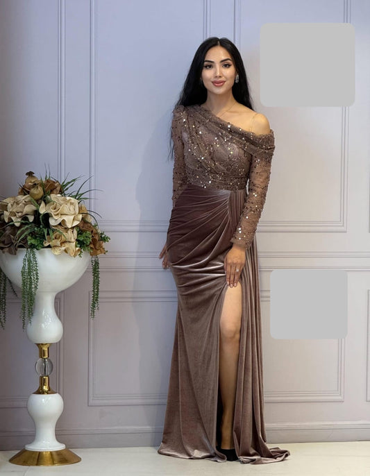 Rochie Mira lungă din catifea umăr căzut falduri în talie și aplicații paiete la bust