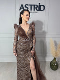 Rochie Scarlett lungă pe corp cu mânecă lungă aplicații sclipici și pietre trenă laterală