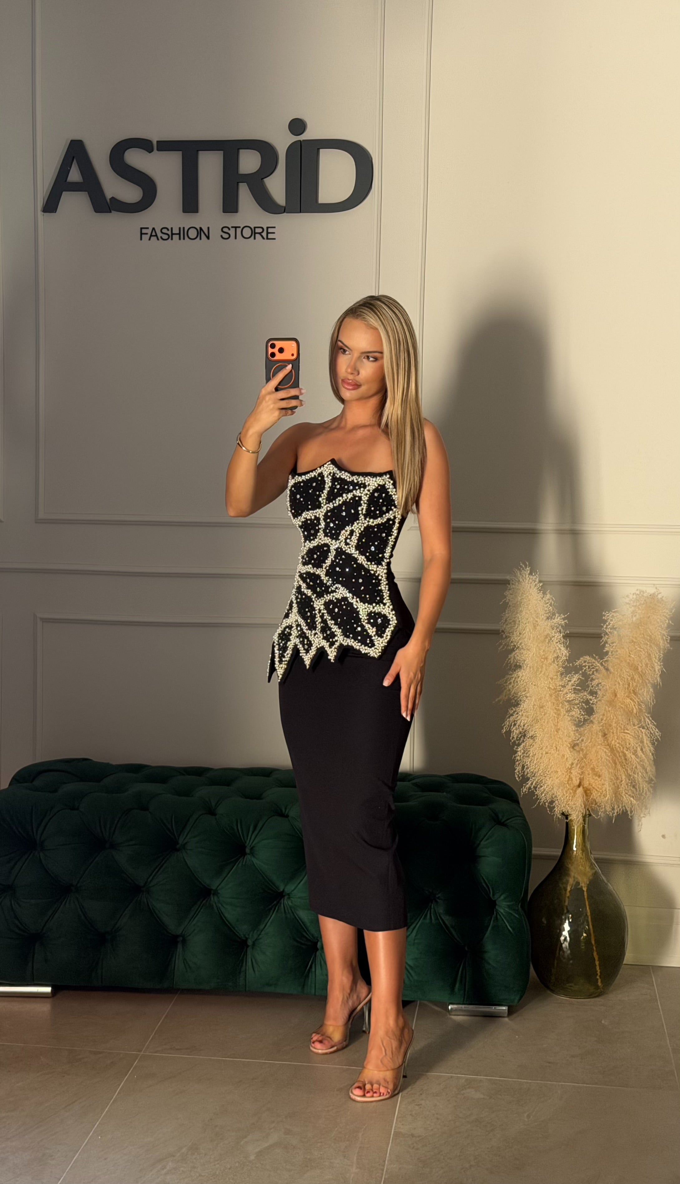 Rochie Amarys midi cu umerii goi si aplicatii perle