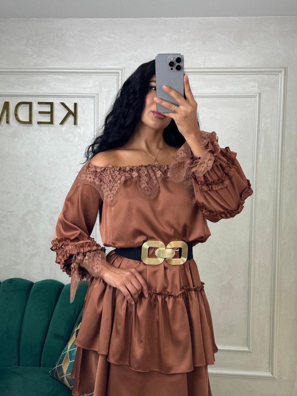 Rochie Nerea scurta in clos cu umerii goi si maneci lungi