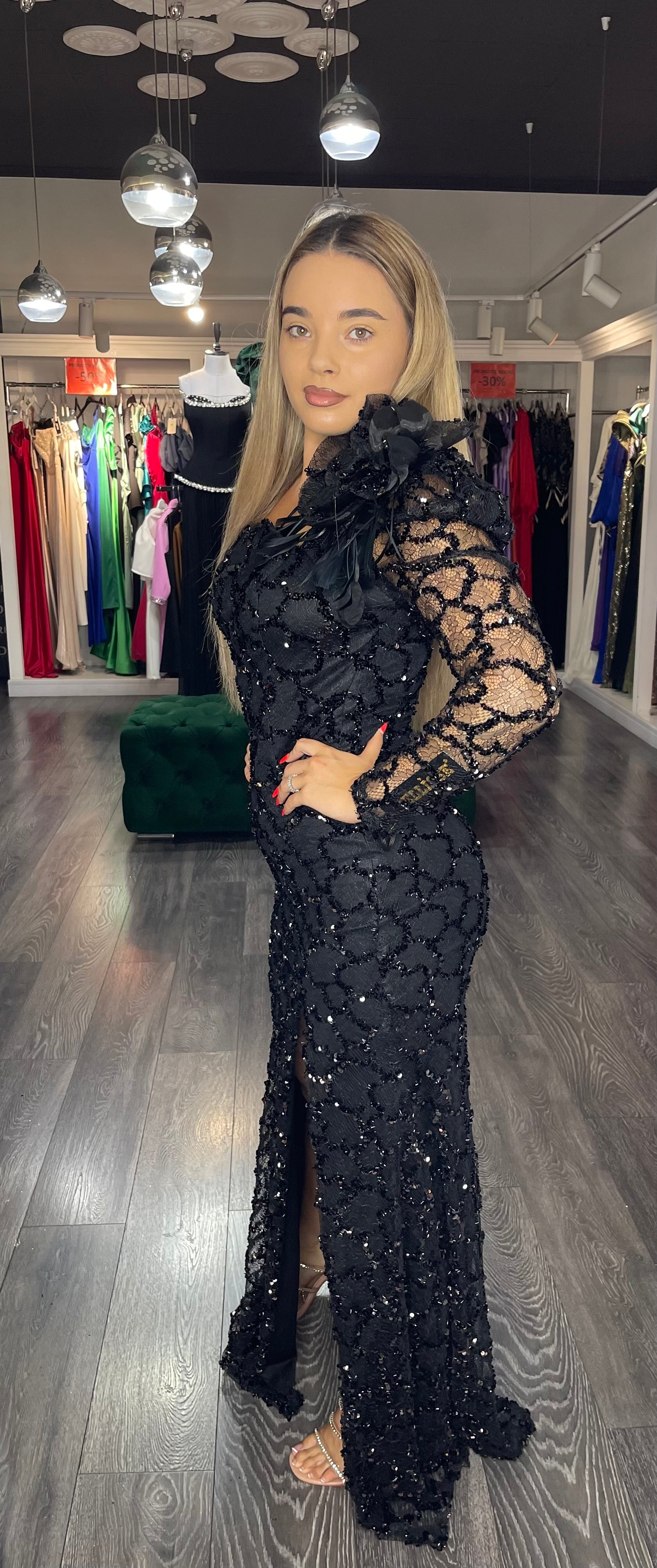 Rochie Valery aplicații sclipici mânecă lungă și floare pe umăr