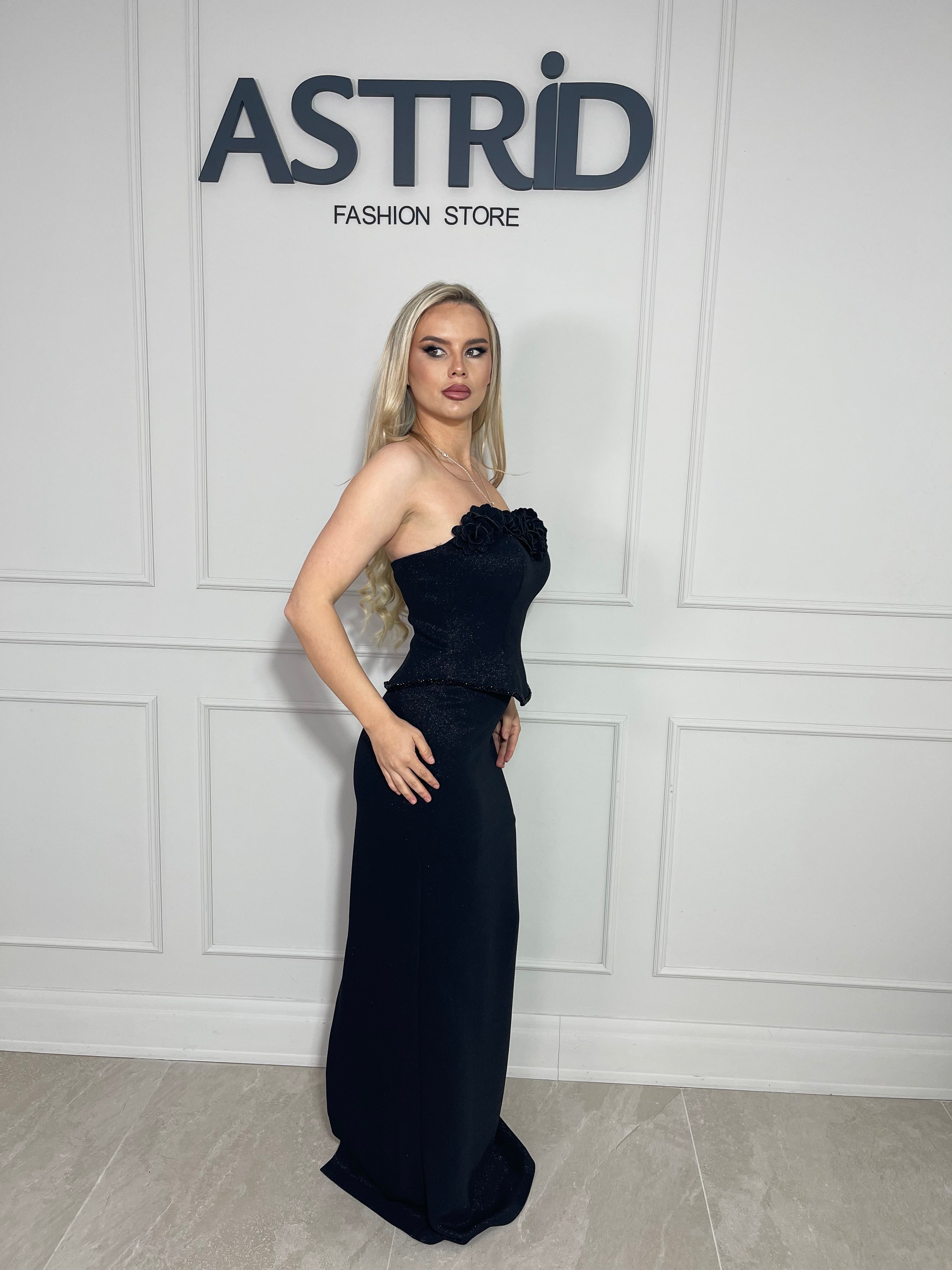Rochie lungă neagră, elegantă, cu croială tip sirenă și design fără bretele.