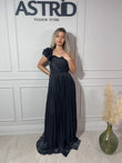 Rochie Ella lungă din voal plisată pe un umăr accesorizata cu flori
