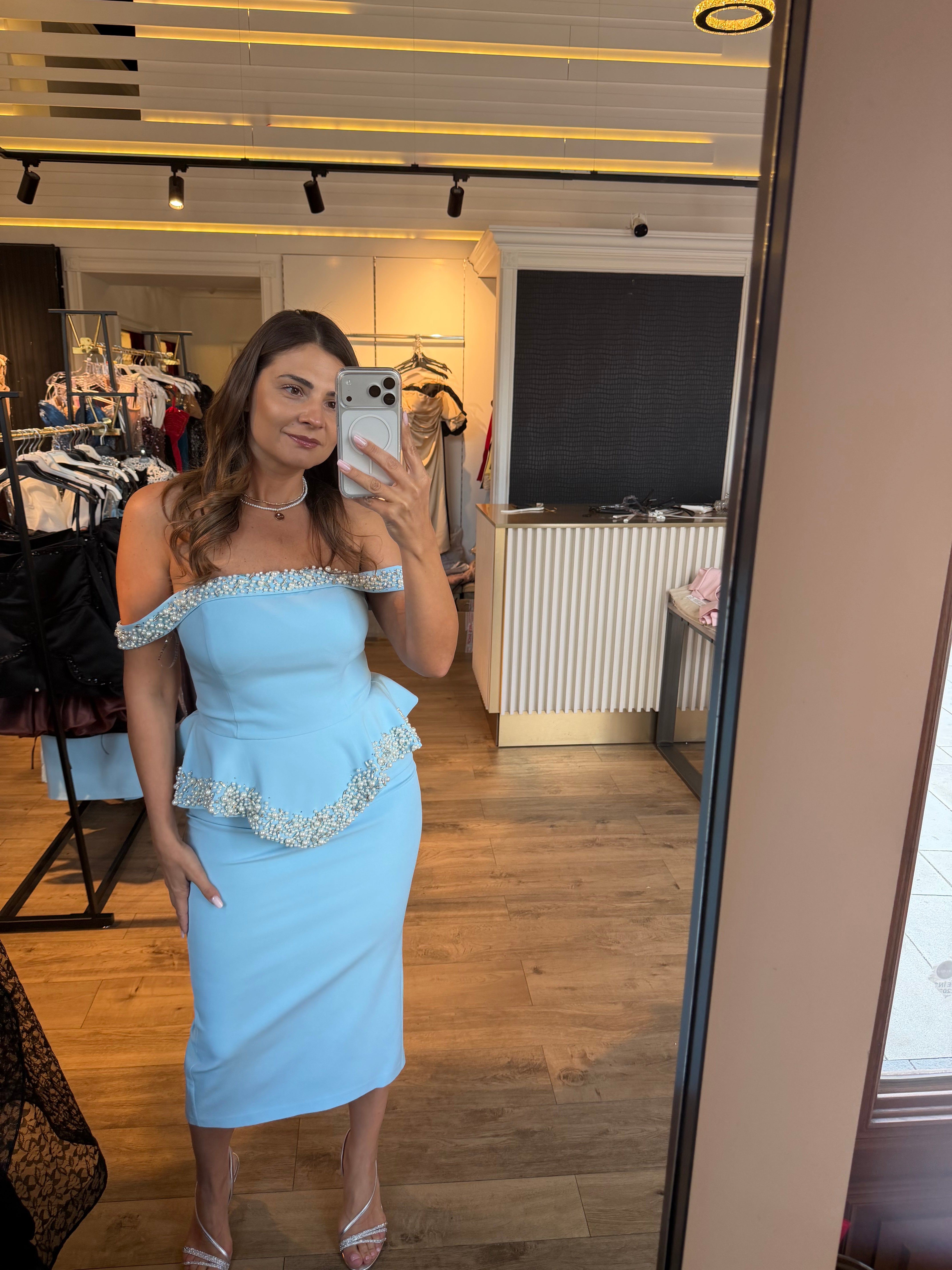Rochie Delicia midi baby blue accesorizata cu perle si peplum in talie