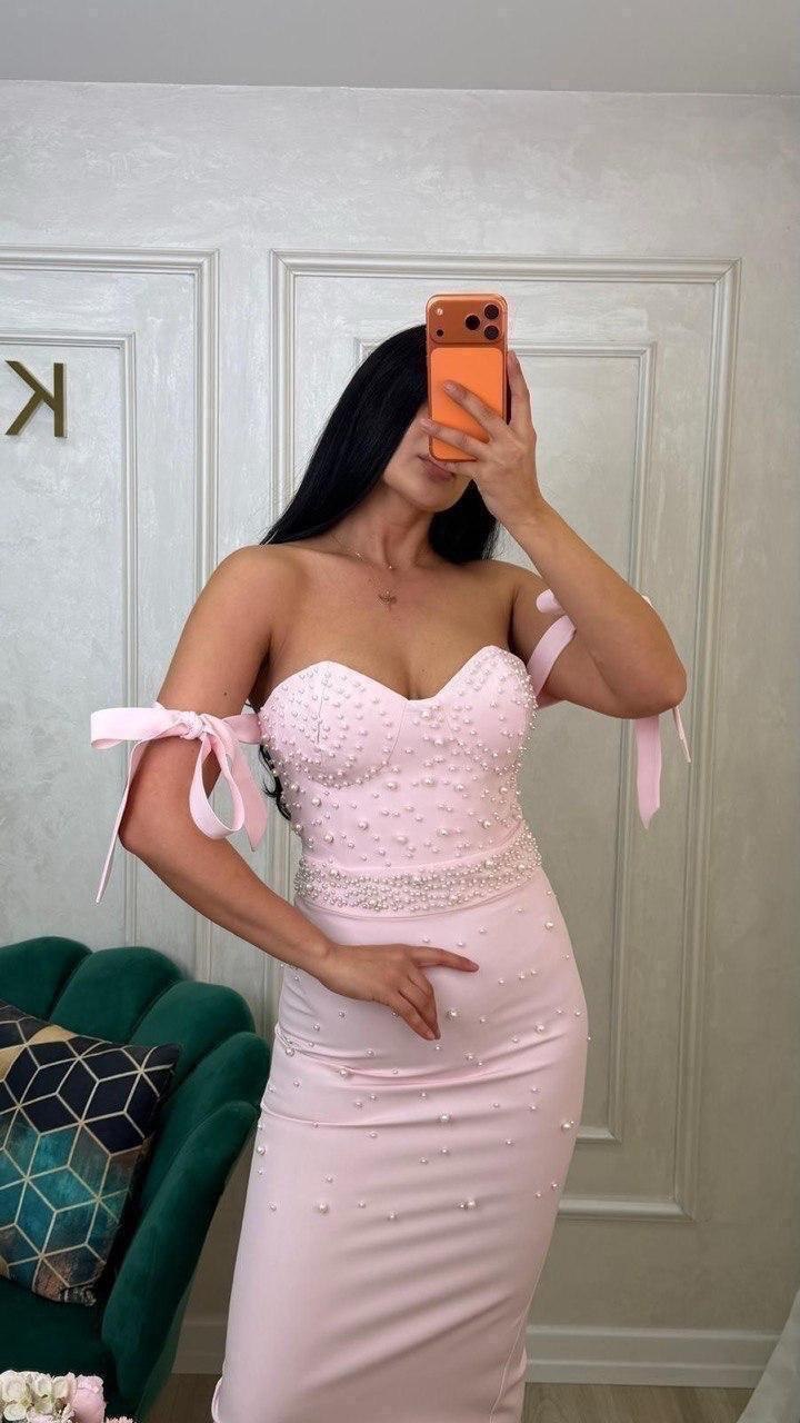 Rochie Rosa midi pe corp cu aplicatii perle si funde la umeri