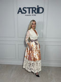 Rochie Mira midi elegantă, cu imprimeu tip dantelă și croiala feminină, ce evidențiază silueta.