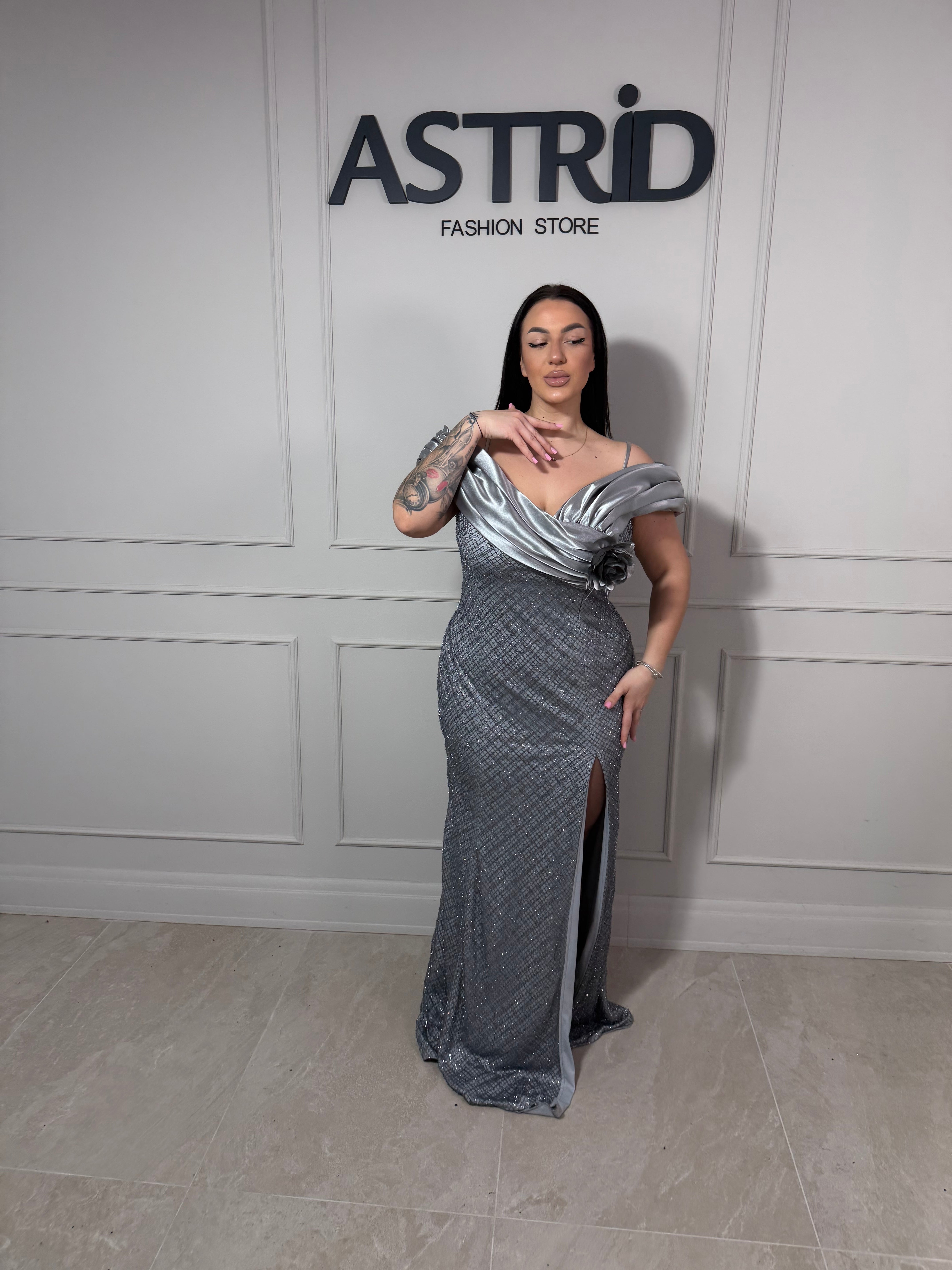 Rochie Monique lungă umăr căzut și aplicații paiete