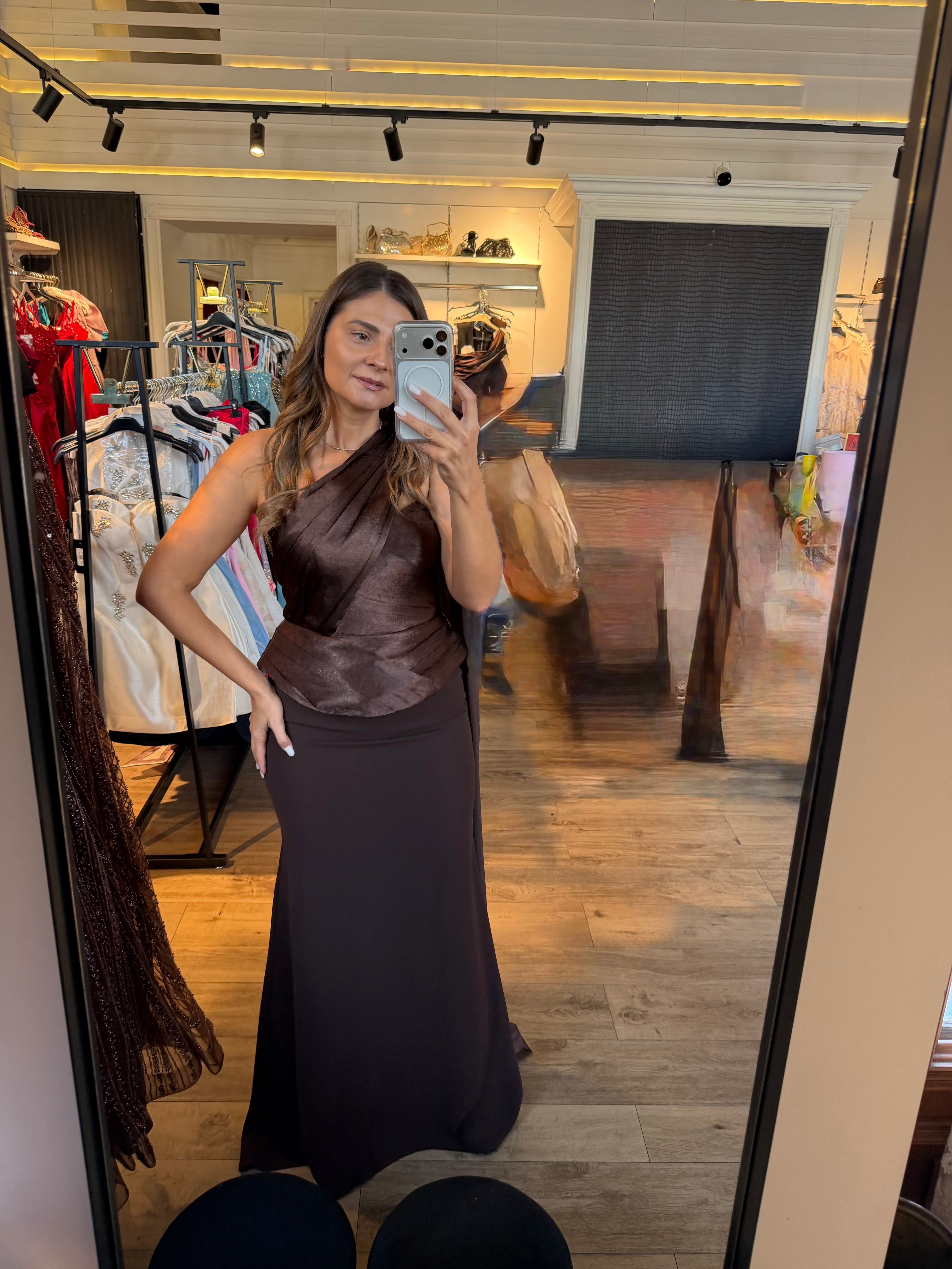 Rochie Clorie lunga maro cu peplum in talie si voal pe umar