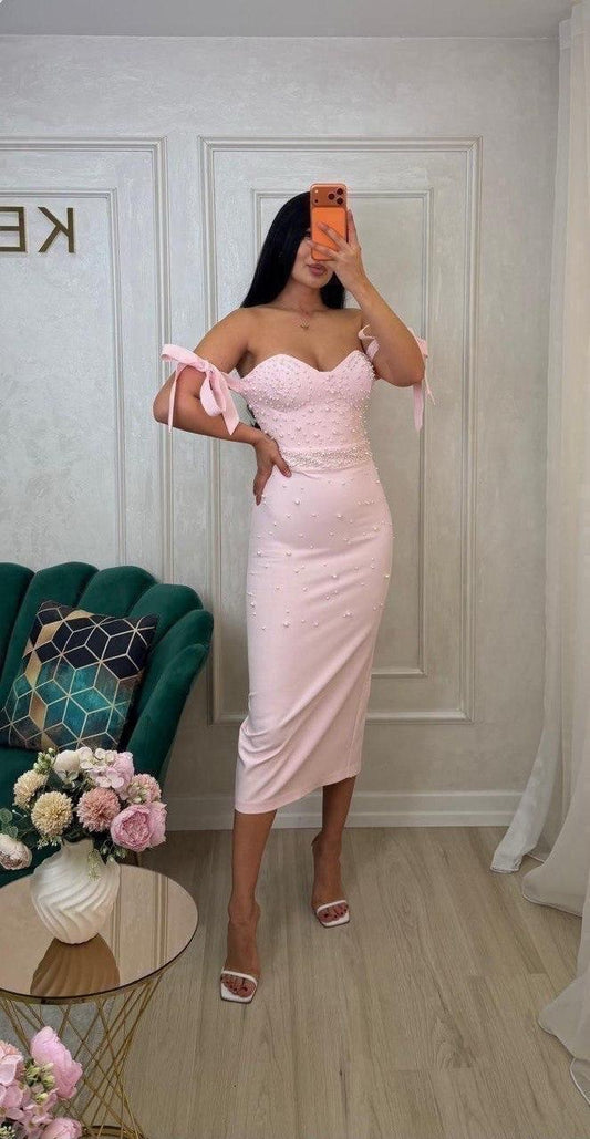 Rochie Rosa midi pe corp cu aplicatii perle si funde la umeri
