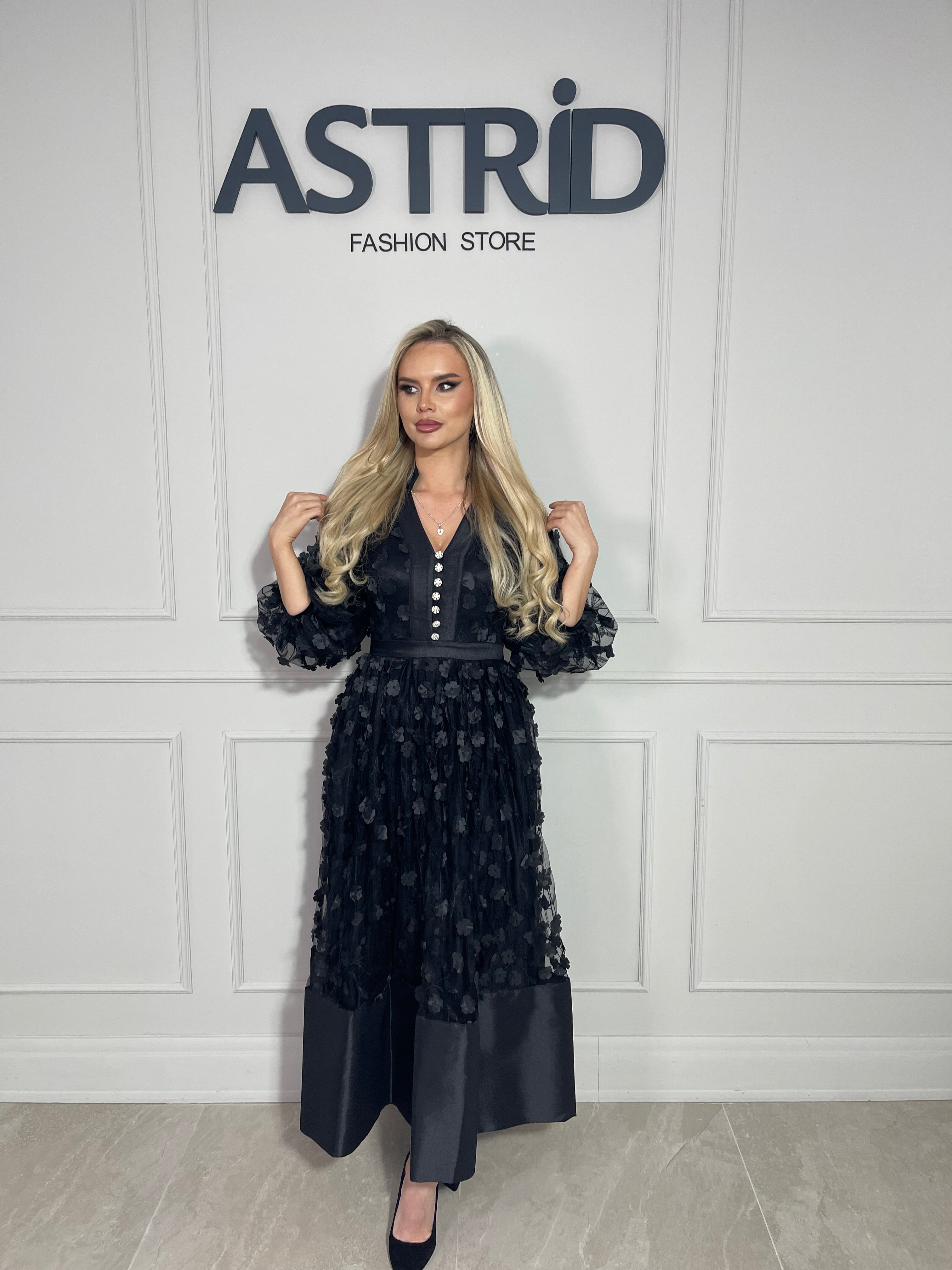 Rochie Capri, midi neagră, cu croiala lejeră și talie marcată.