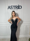 Rochie Grațiela lungă falduri în talie aplicații pietre la bust și accesorizata cu mănuși