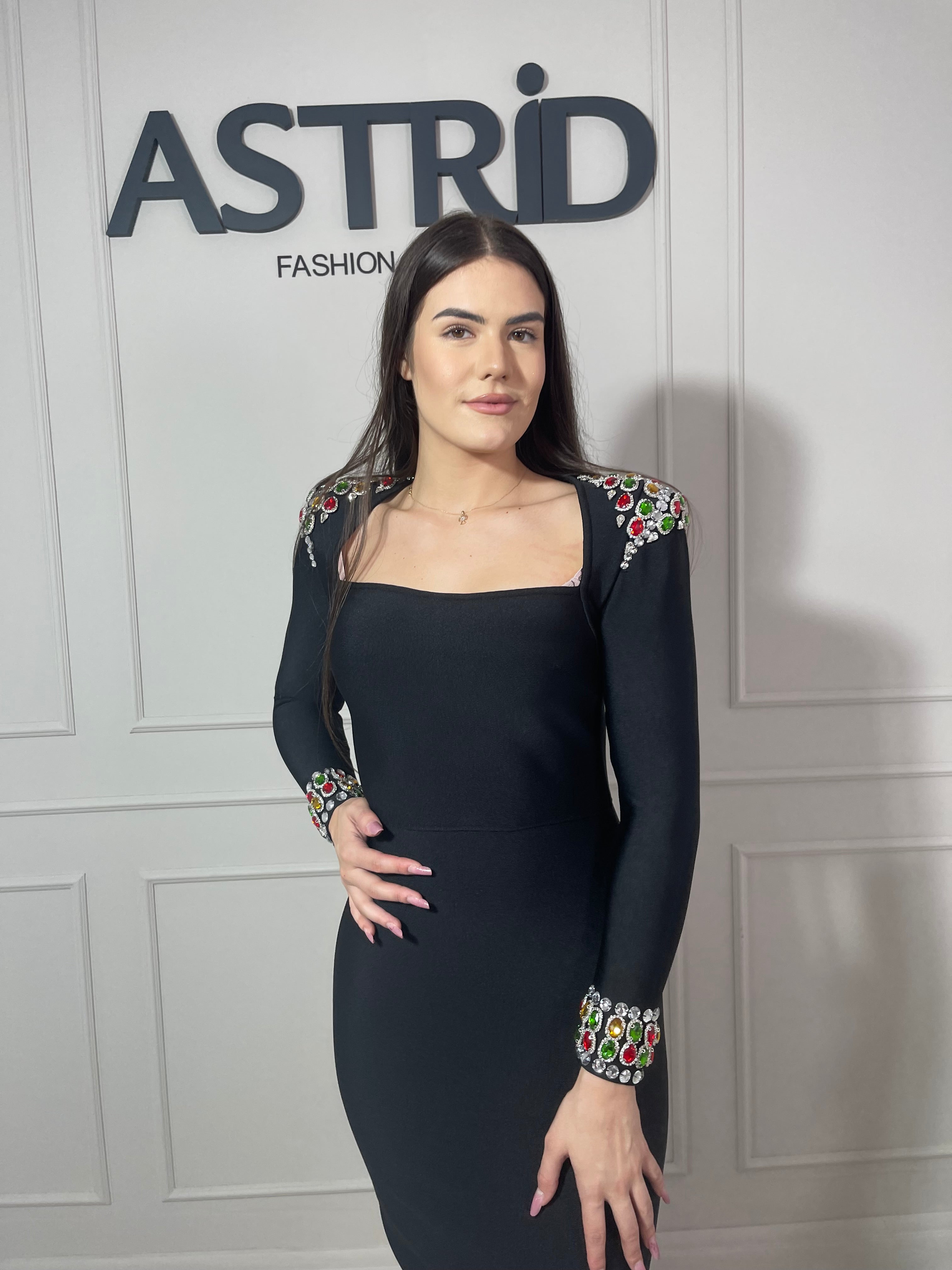 Rochie Maya lungă tip bandaj mânecă lungă și aplicații pietre colorate
