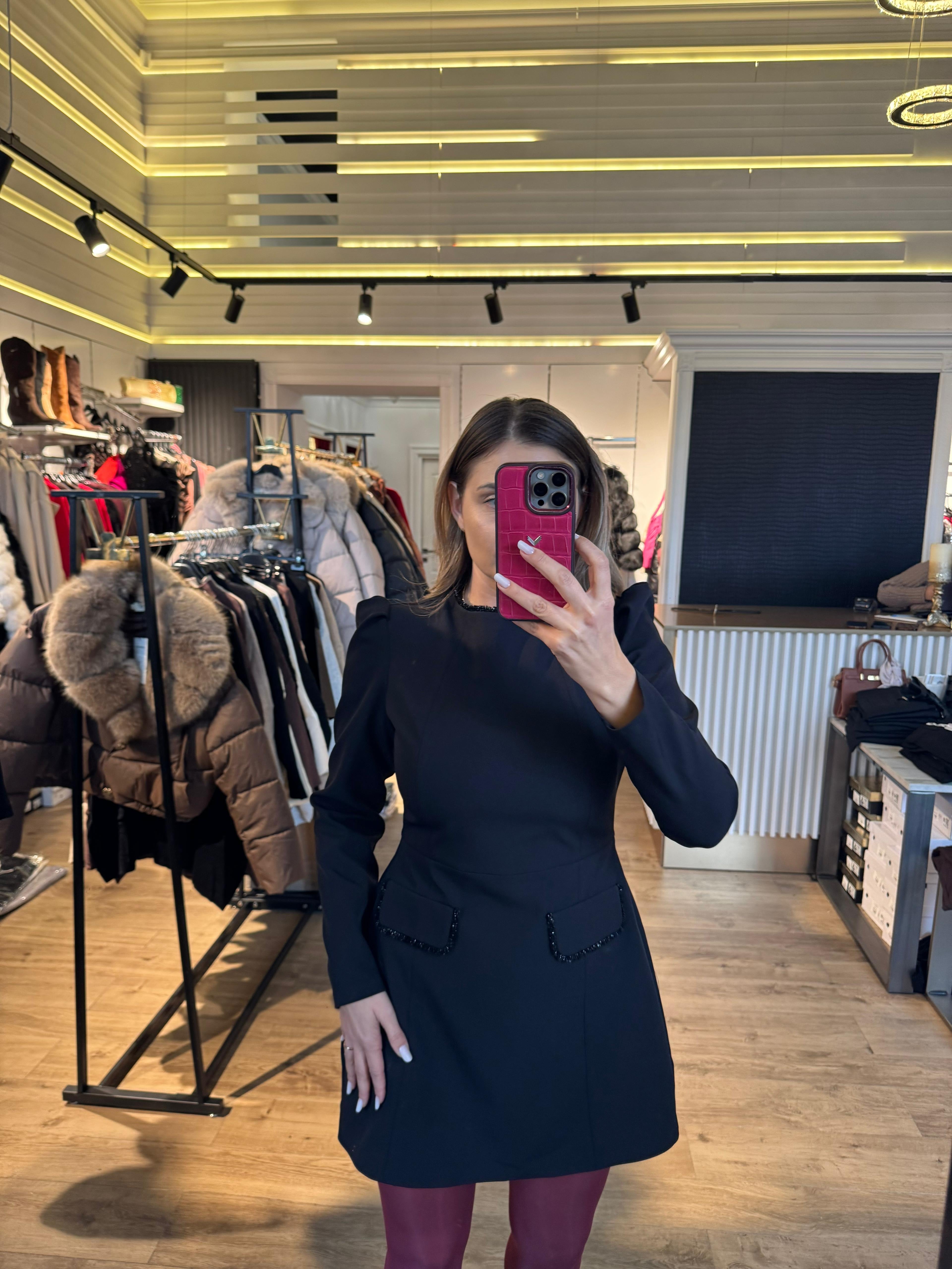 Rochie Nora scurtă cu buzunare și aplicații pietre