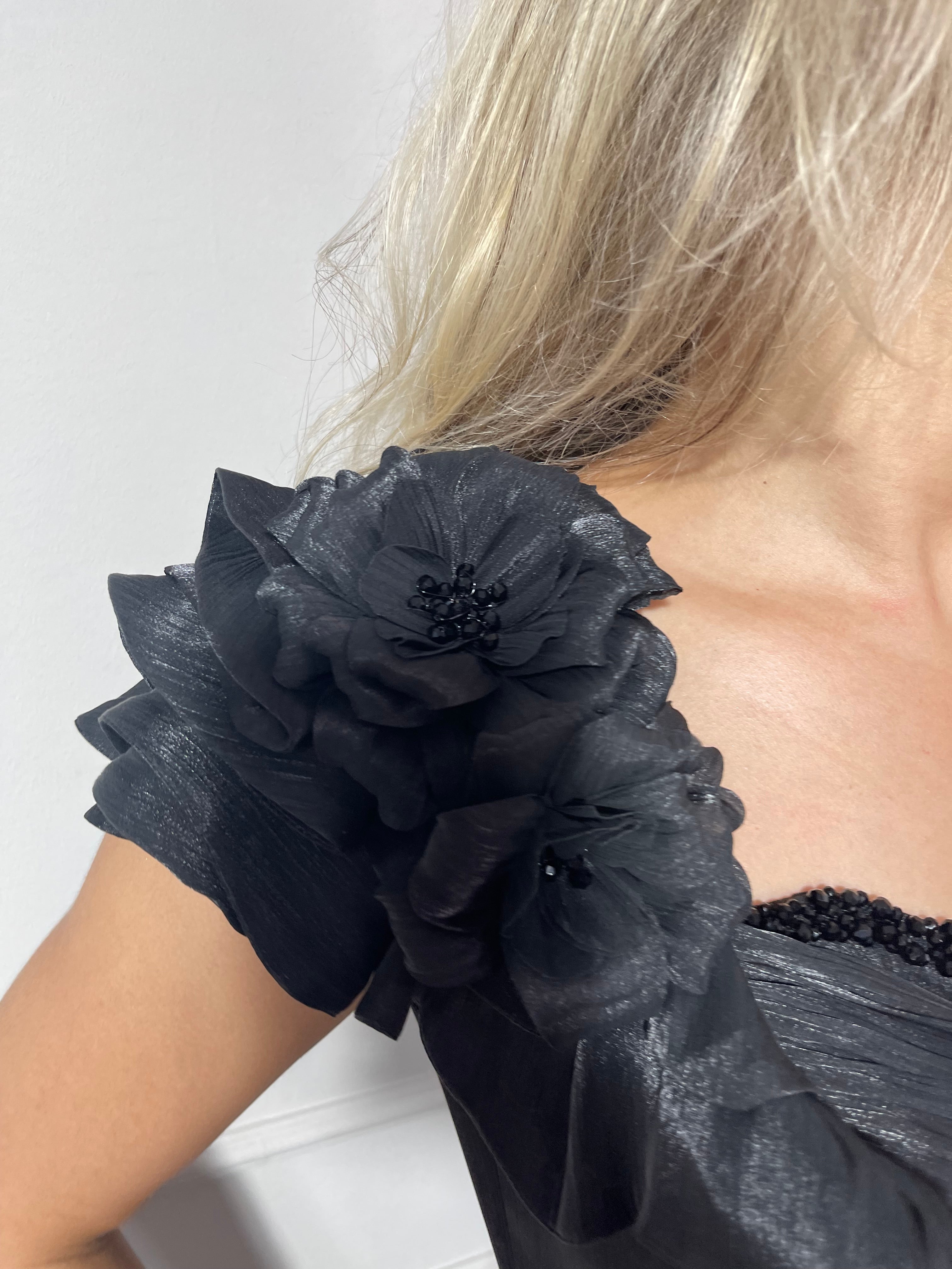 Rochie Ella lungă din voal plisată pe un umăr accesorizata cu flori