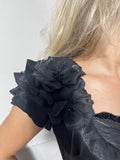 Rochie Ella lungă din voal plisată pe un umăr accesorizata cu flori