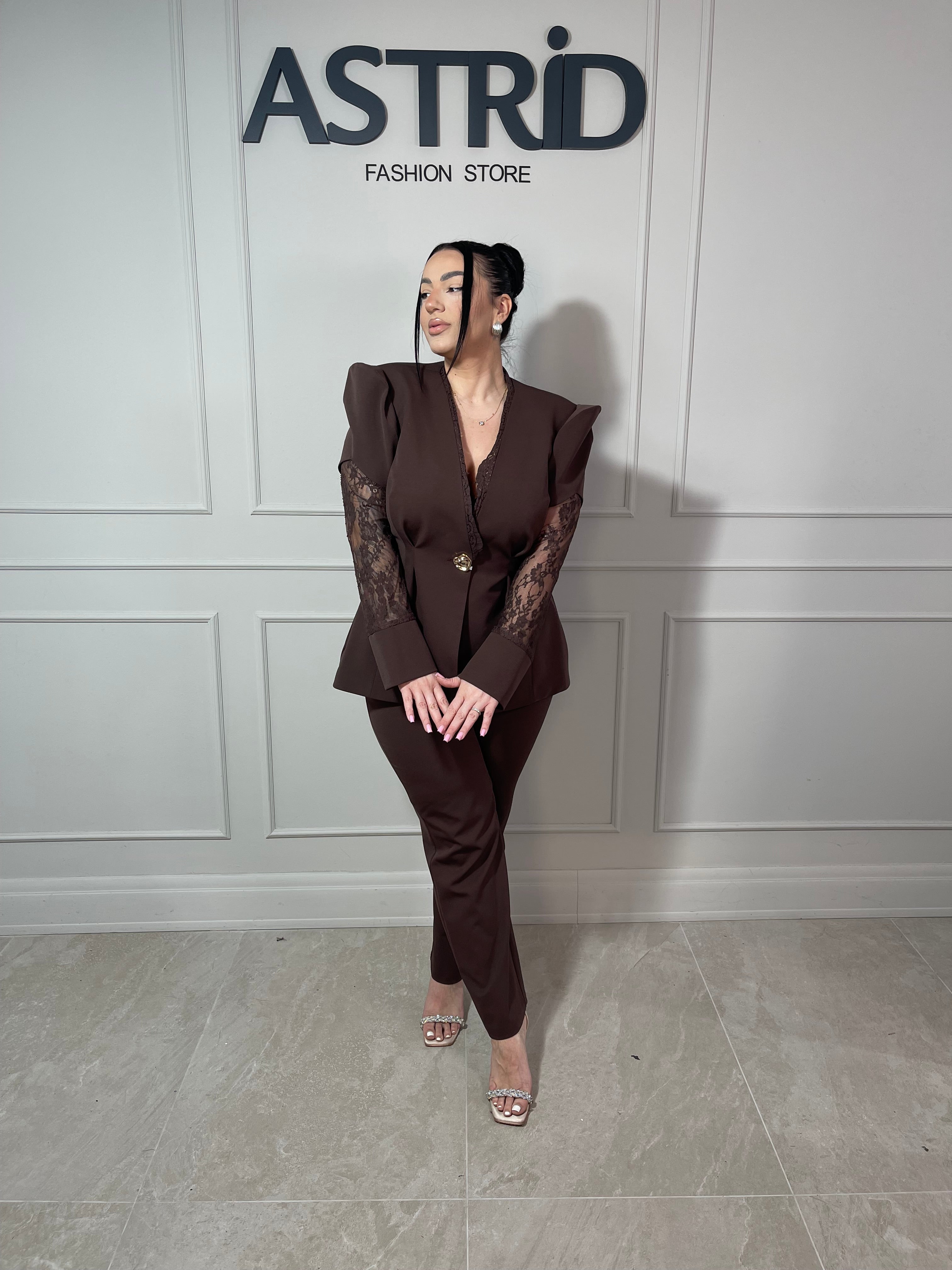 Compleu Gina sacou cu mânecă din dantelă și umeri bufanți