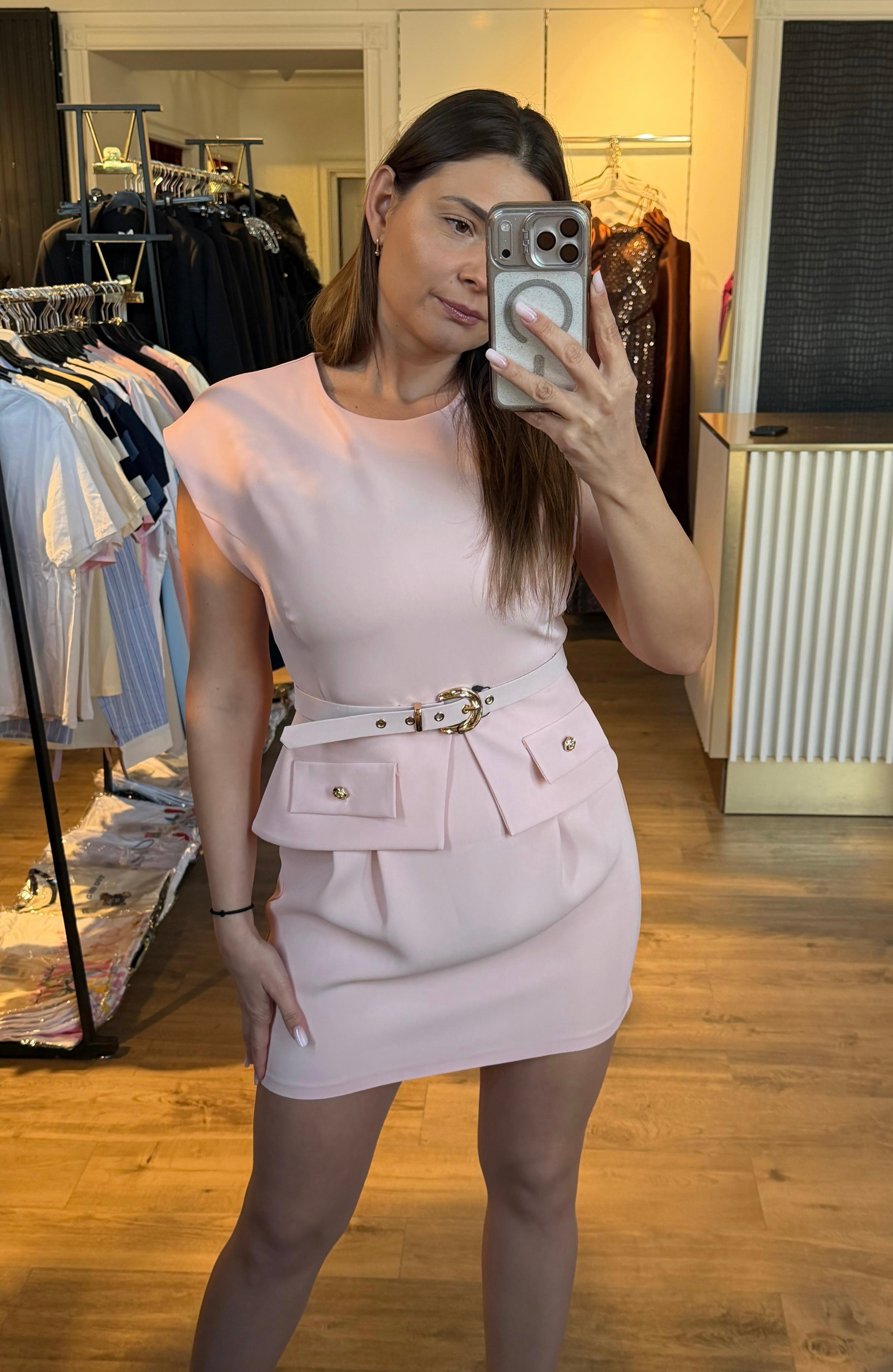 Rochie Alice scurtă cu volan în talie și curea