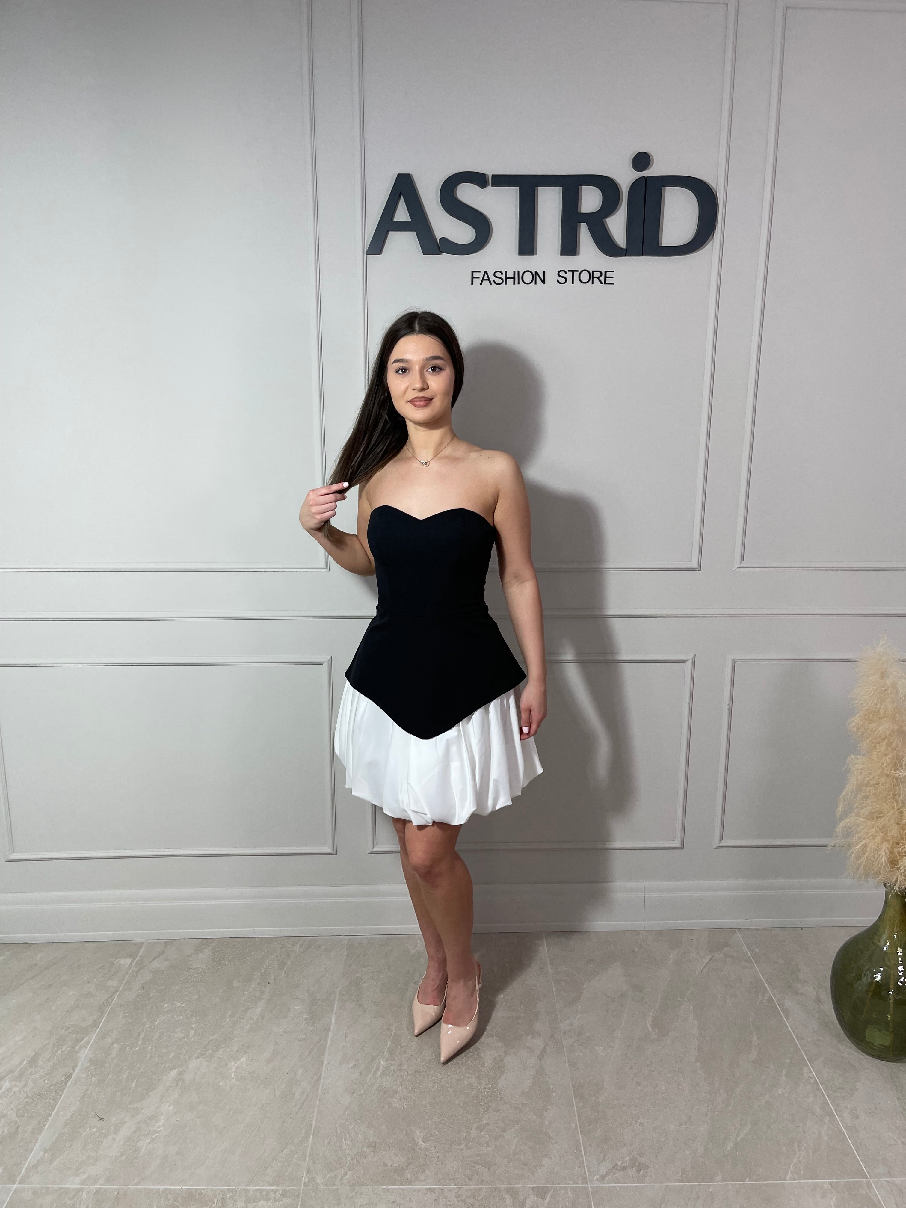 Set fustă albă și top negru cu fermoar la spate