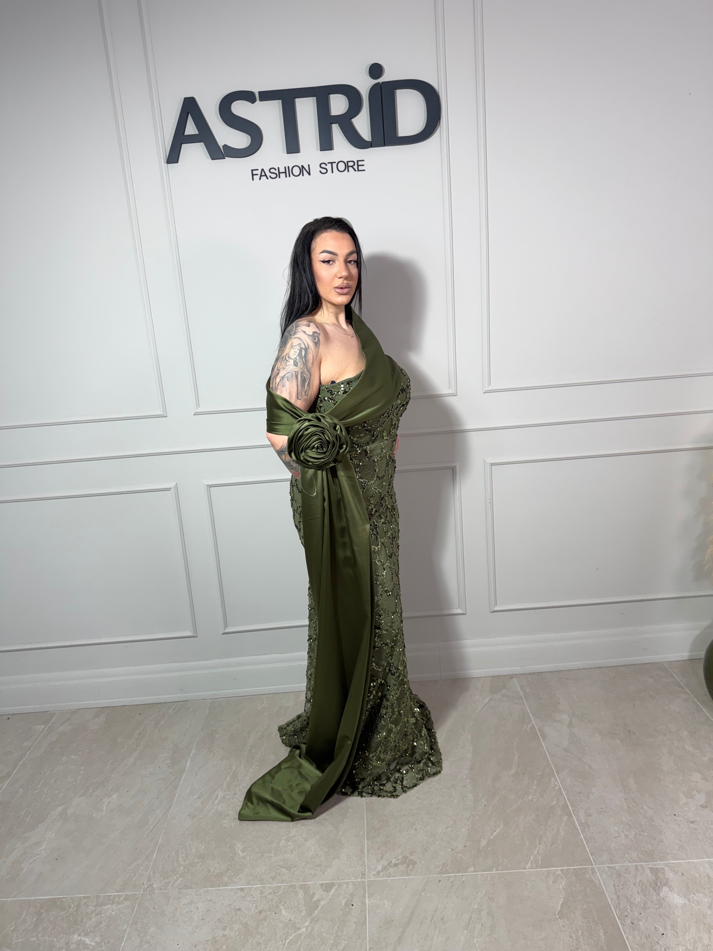 Rochie Dara lungă cu paiațe și trena laterală din satin