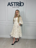 Rochie Karla ivory, elegantă midi, cu croiala lejeră și feminină, cu model floral.