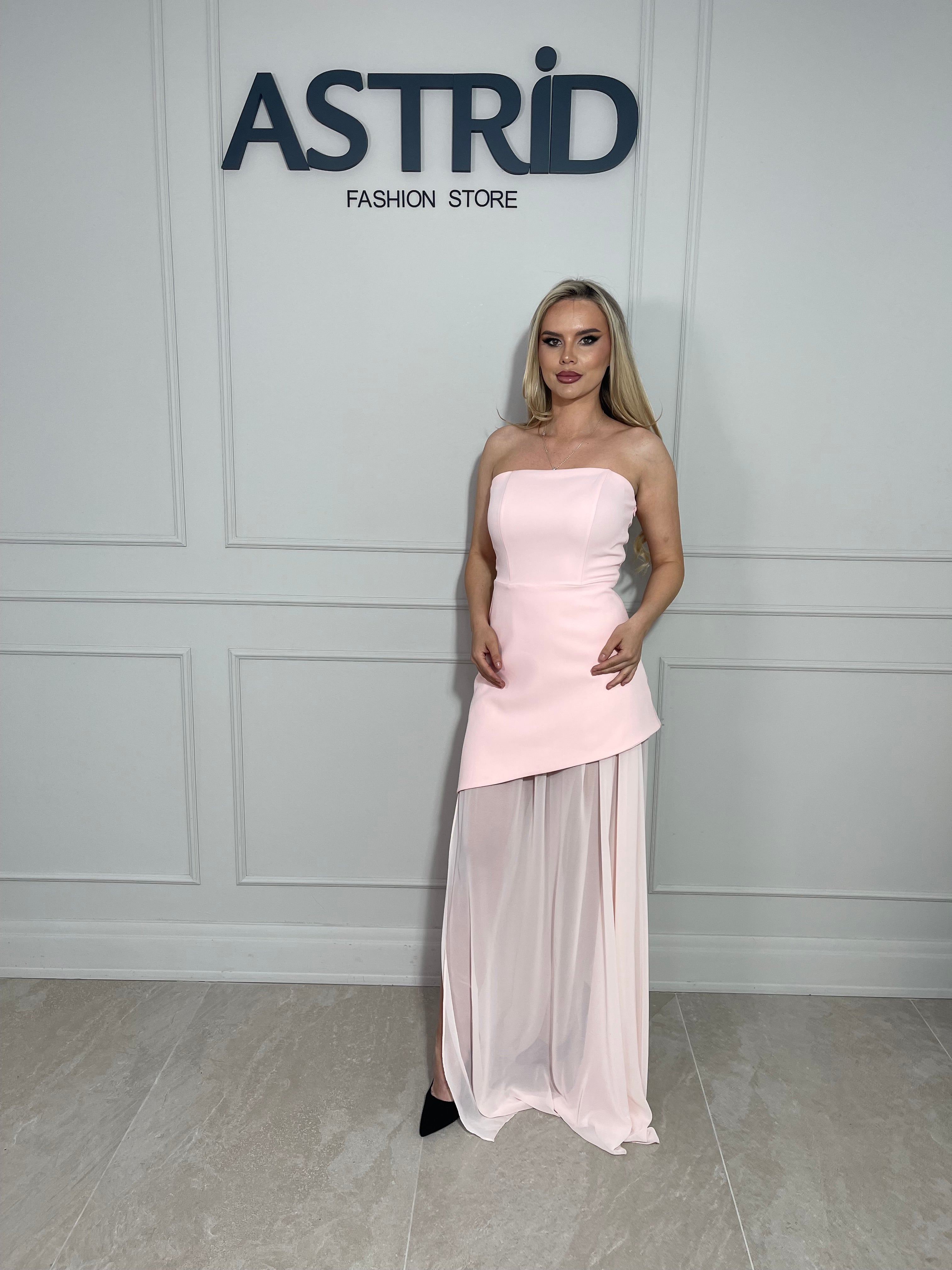 Rochie Noa midi roz pudra, elegantă. Partea din față este accentuată de un croi asimetric în colț.