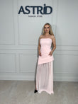 Rochie Noa midi roz pudra, elegantă. Partea din față este accentuată de un croi asimetric în colț.