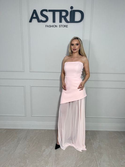 Rochie Noa midi roz pudra, elegantă. Partea din față este accentuată de un croi asimetric în colț.