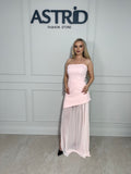 Rochie Noa midi roz pudra, elegantă. Partea din față este accentuată de un croi asimetric în colț.