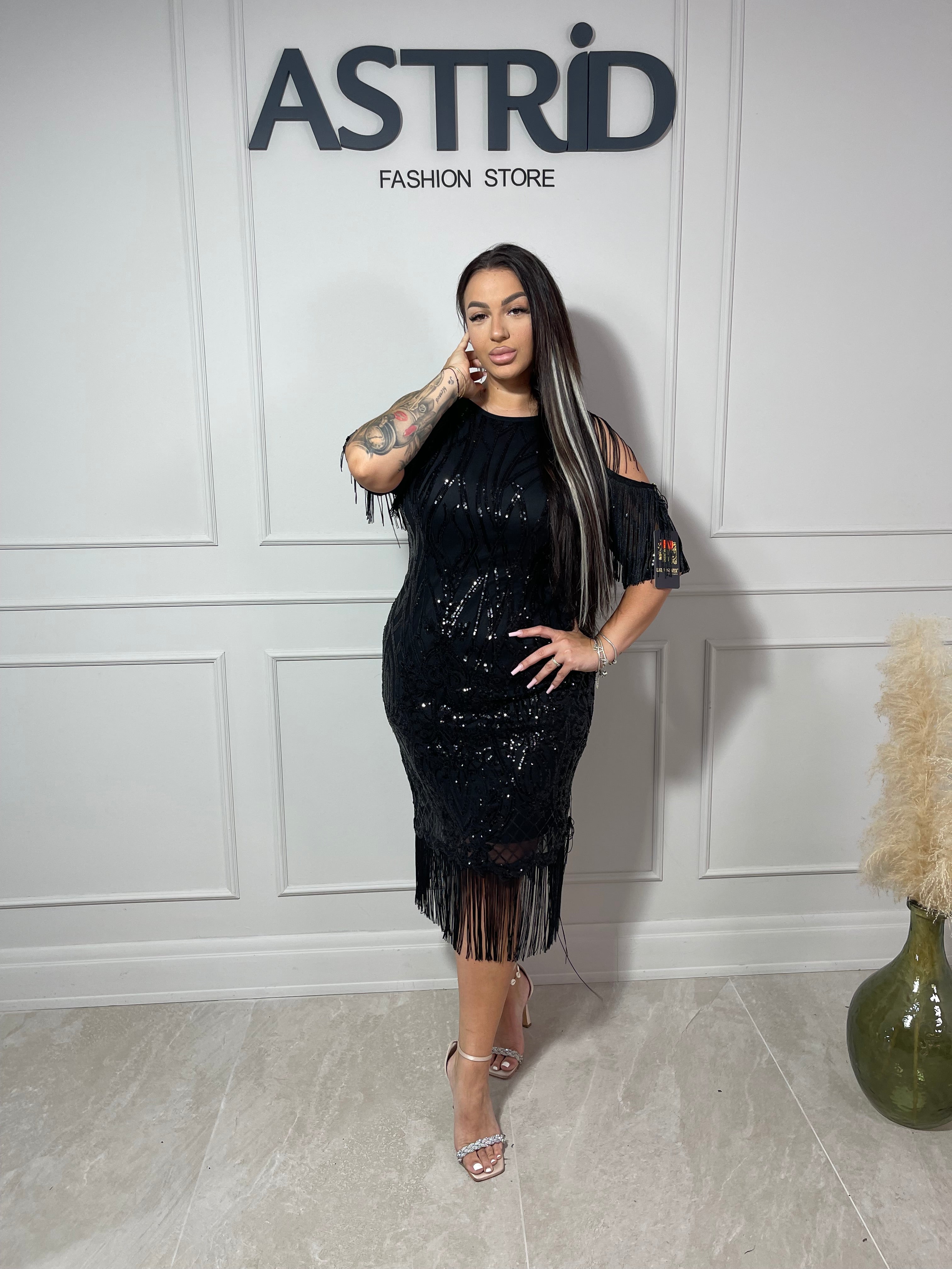 Rochie Vanessa midi umeri decupați aplicații paiete și franjuri