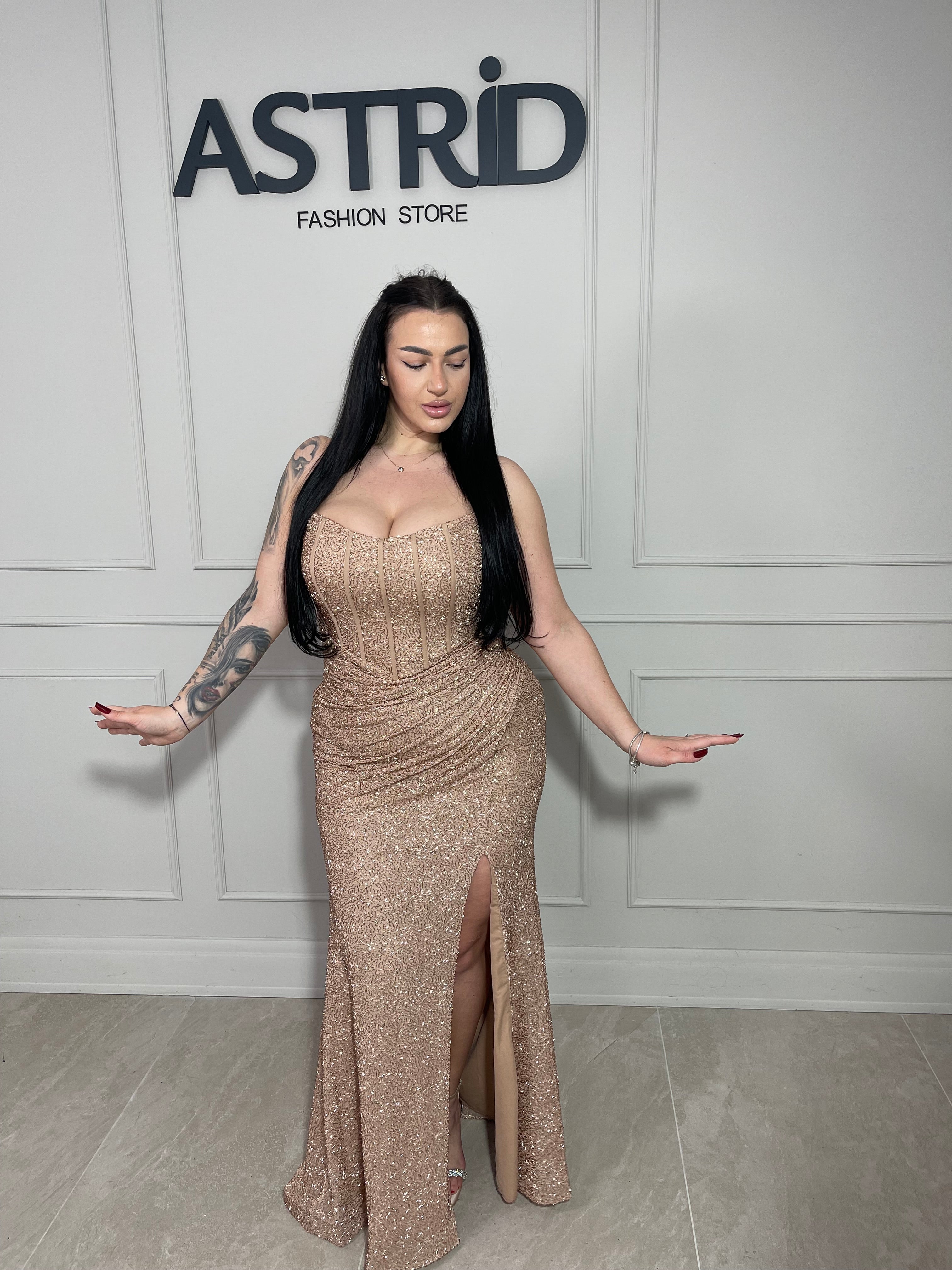 Rochie Any lungă, neagră cu accente aurii și inserții de sclipici, ce oferă un efect elegant și sofisticat.