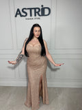 Rochie Any lungă, neagră cu accente aurii și inserții de sclipici, ce oferă un efect elegant și sofisticat.