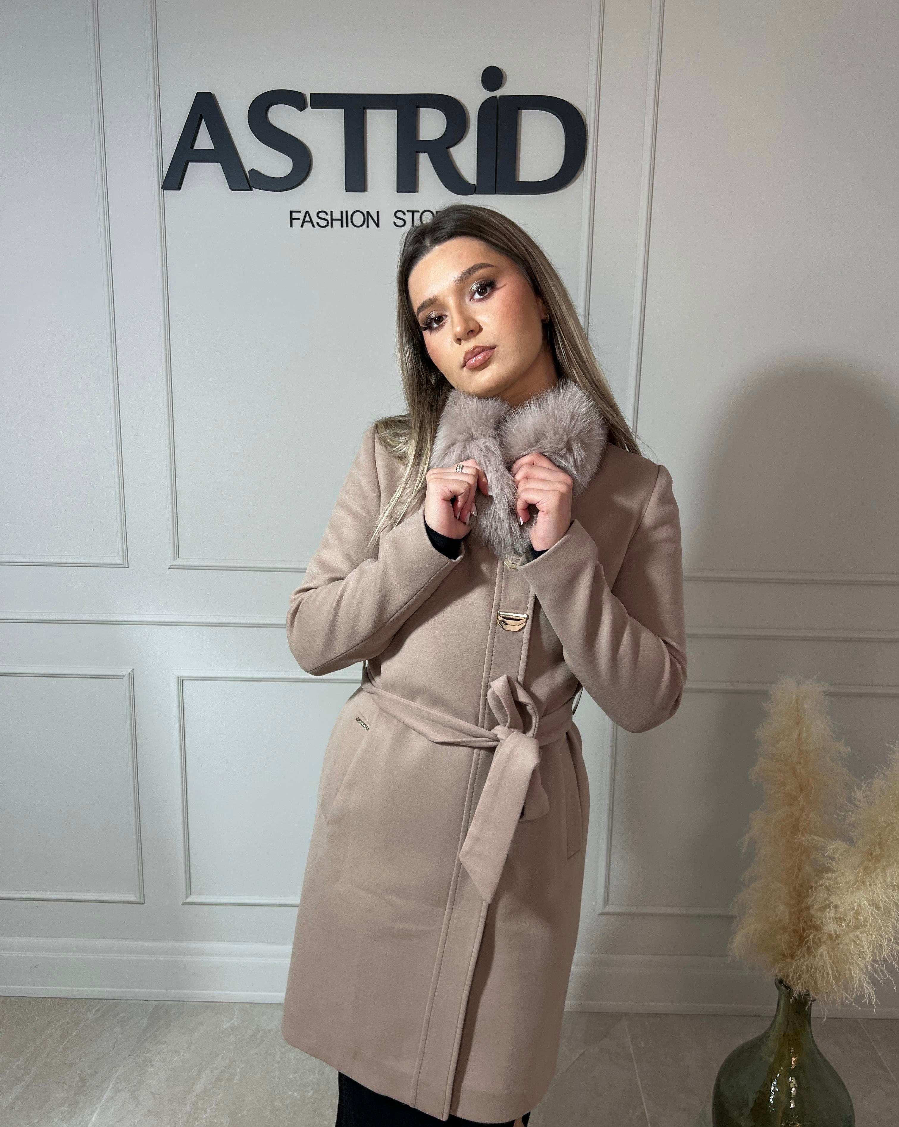 Palton Mira din cașmir cu blană naturală și cordon în talie