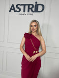 Rochie Ausy pe un umar cu accesoriu auriu in talie si crapatura pe picior