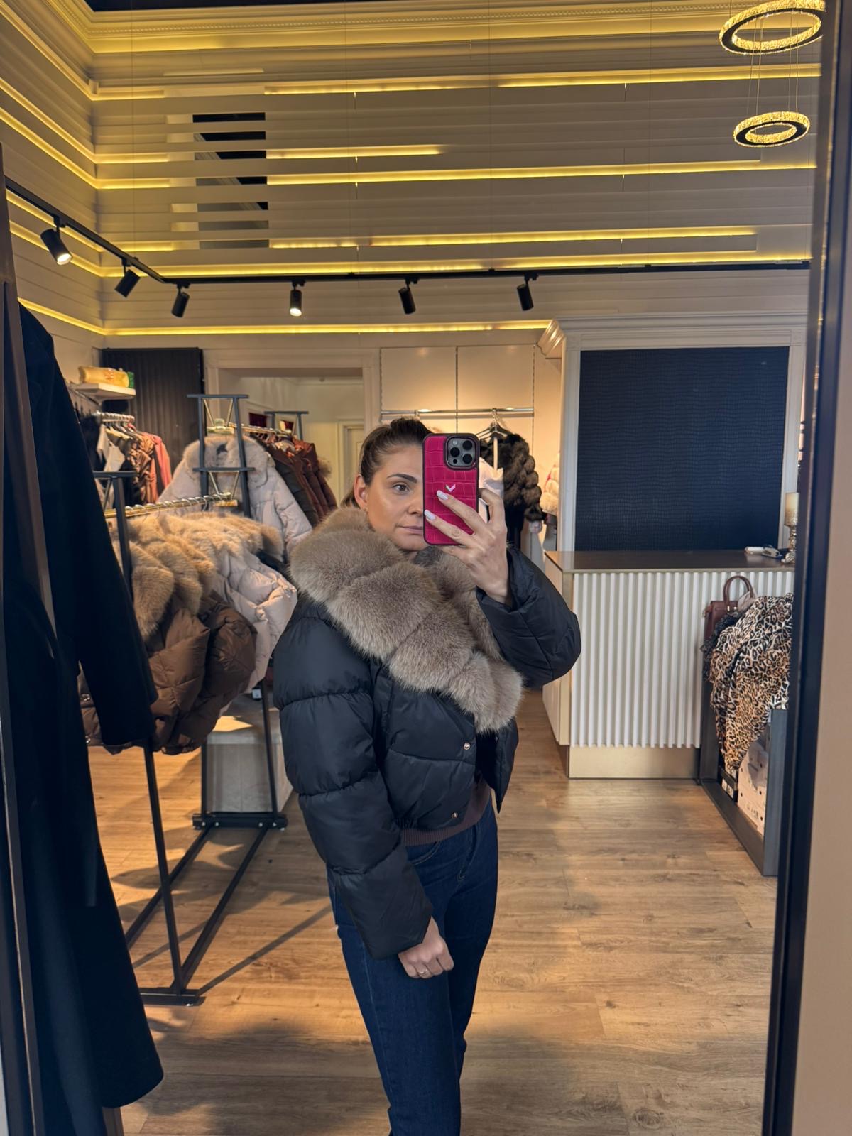 Geaca Eveline scurtă cu elastic în talie și blană la gât