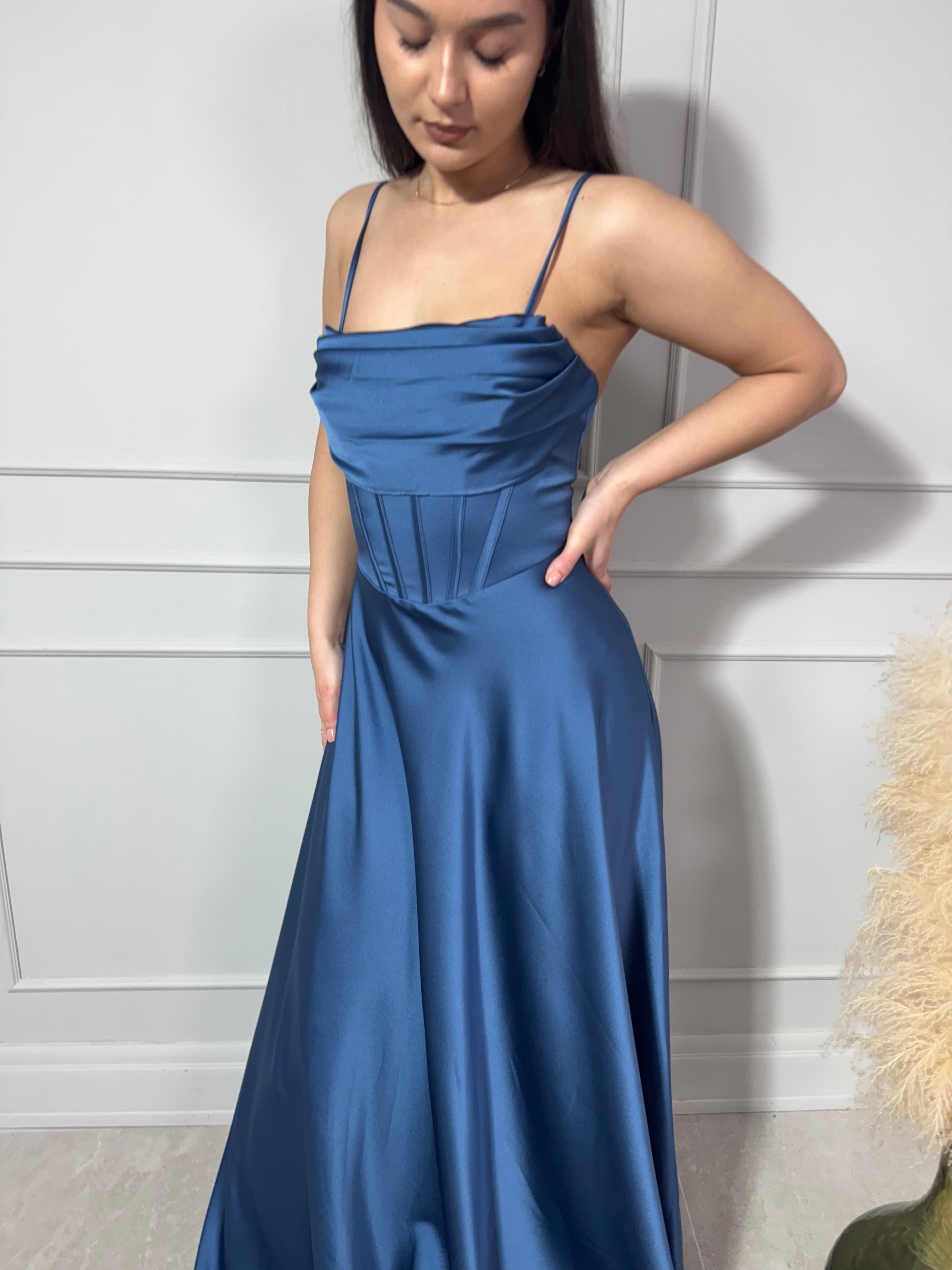 Rochie Erika lungă din satin în cloș cu corset la spate