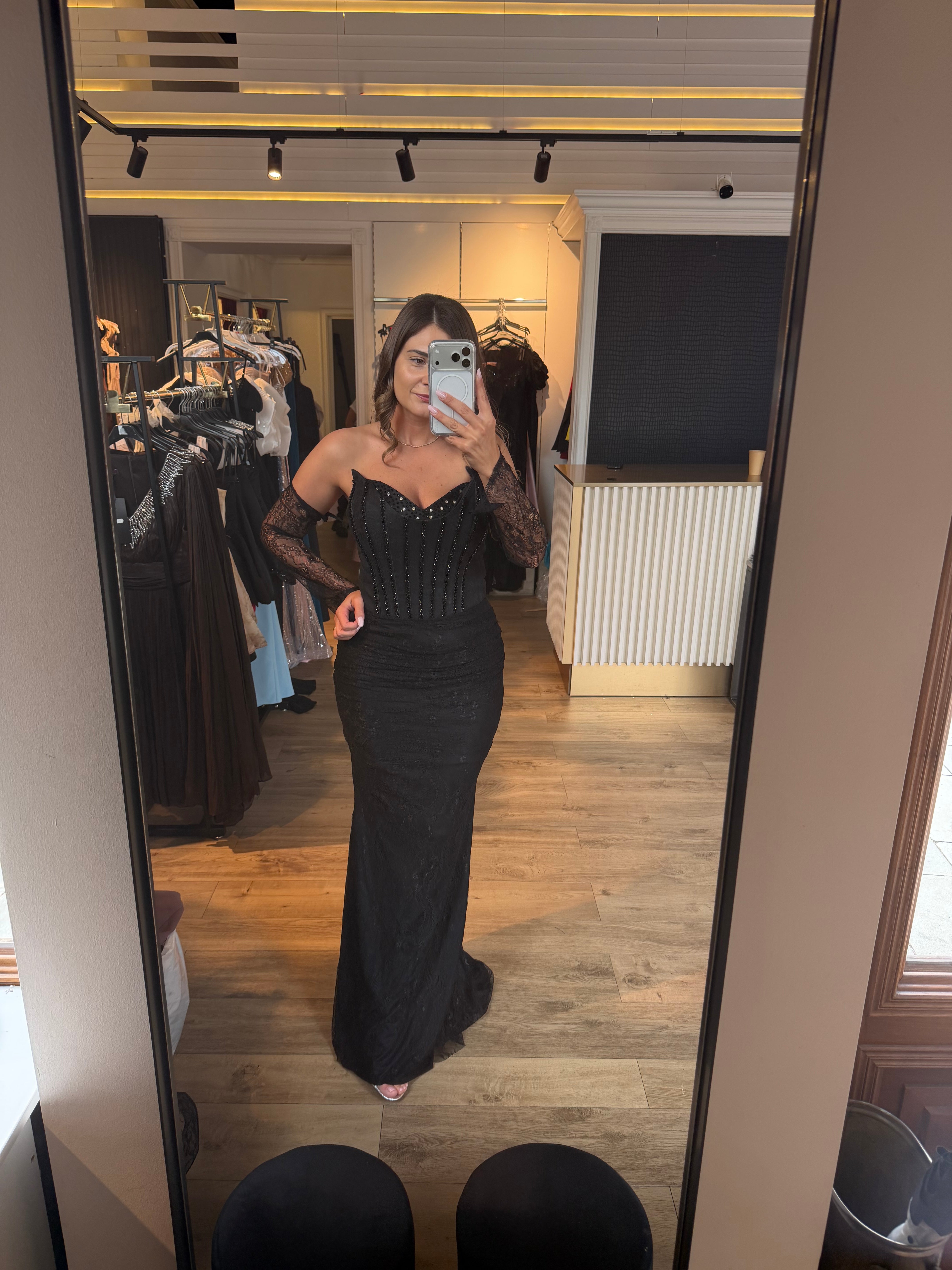 Rochie Dani lunga din dantela cu pietre pe corset si manusi detasabile