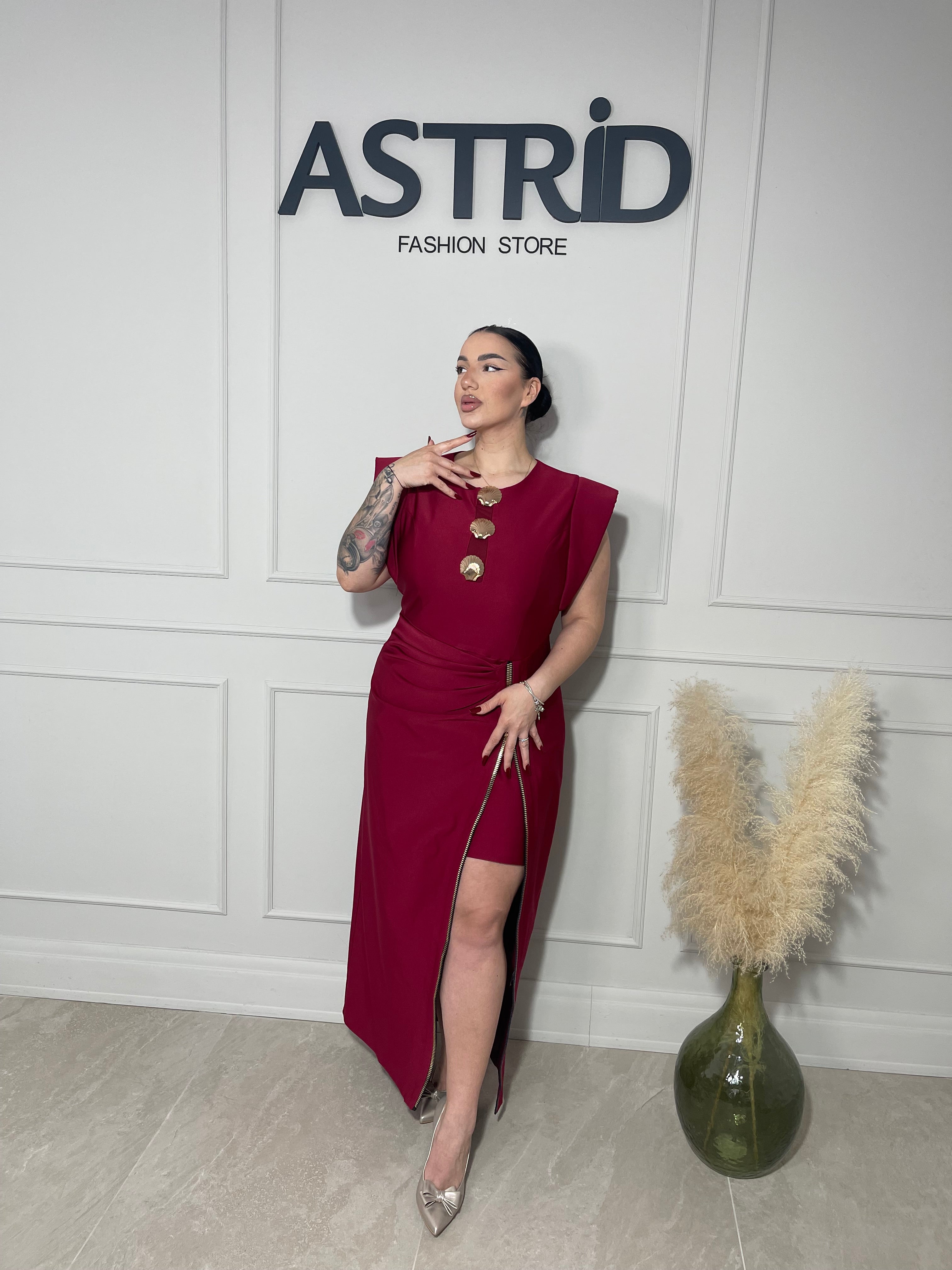 Rochie Cecily lunga cu accesorii aurii bust si fermoar decorativ