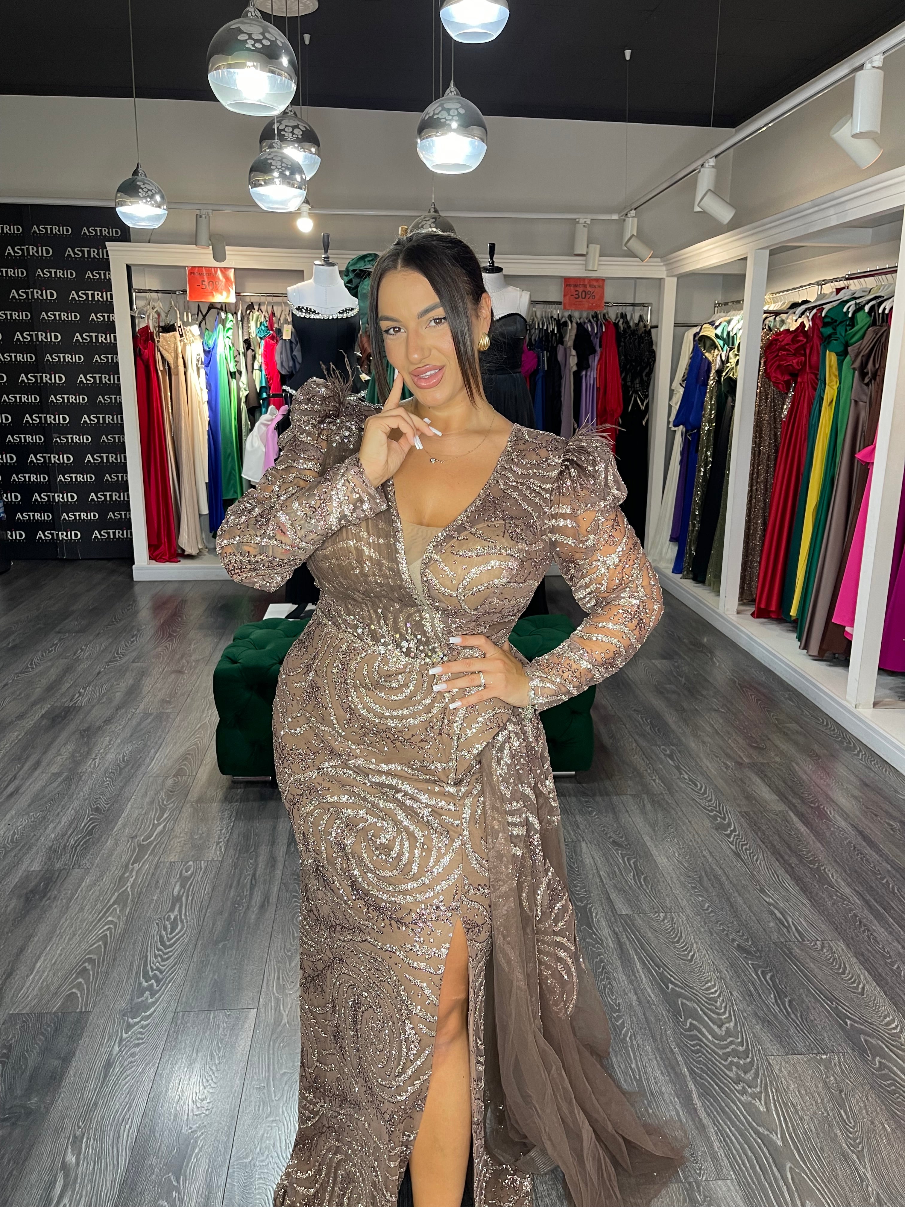 Rochie Scarlett lungă pe corp cu mânecă lungă aplicații sclipici și pietre trenă laterală