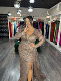 Rochie Scarlett lungă pe corp cu mânecă lungă aplicații sclipici și pietre trenă laterală