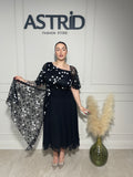 Rochie Sărita midi neagră, cu aplicații strălucitoare și design asimetric.